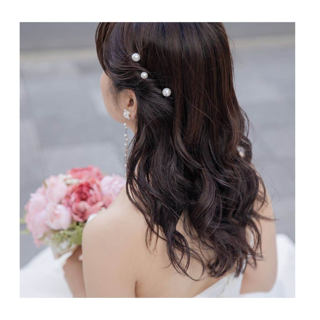 スタジオアクア浅草店さんのインスタグラム写真 - (スタジオアクア浅草店Instagram)「系統別花嫁ヘアメイク♡  1枚目　［ナチュラル］ 全体的にゆるーく巻いたスタイル  2枚目　［かわいい］ ハーフツインにしてかわいさアップ  3枚目　［キレイめ］ アップスタイルにしてクール過ぎないようにパールをちらして華やかに  4枚目　［クール］ 本夜会巻きで品のある上品なスタイルに  お二人の撮影のイメージやお好きな系統に合わせて ヘアメイクを楽しみましょう！🥰  - - - - - - - - - - - - - - - - - - - - - - -  Hair and make up 💄 @yatabe.deco.hm  - - - - - - - - - - - - - - - - - - - - - - - スタジオアクア浅草店アカウント 👉 @studioaqua_asakusa デコルテフォトグループ公式アカウント 👉 @decollte_weddingphoto スタジオSOLA軽井沢 👉 @studioaqua_karuizawa  - - - - - - - - - - - - - - - - - - - - - - - #スタジオ前撮り東京 #洋装 #洋装前撮り #ウェディングドレス #タキシード #白無垢 #綿帽子 #紋付袴  #屋内庭園スタジオ #和装 #d_weddingphoto #studioaqua #スタジオアクア #スタジオアクア浅草店 #ウェディングフォト #フォトウェディング #ブライダルフォト #ブライダルヘア #前撮り #後撮り #結婚写真 #ウェディング #プレ花嫁 #プレ花嫁さんと繋がりたい #関東花嫁 #軽井沢  #wedding #bridal #weddingphotography #weddingphotographer - - - - - - - - - - - - - - - - - - - - - - - フォトグラファー、ヘアメイク、フォトプランナー募集中！ @decollte_recruit」8月24日 17時14分 - studioaqua_asakusa