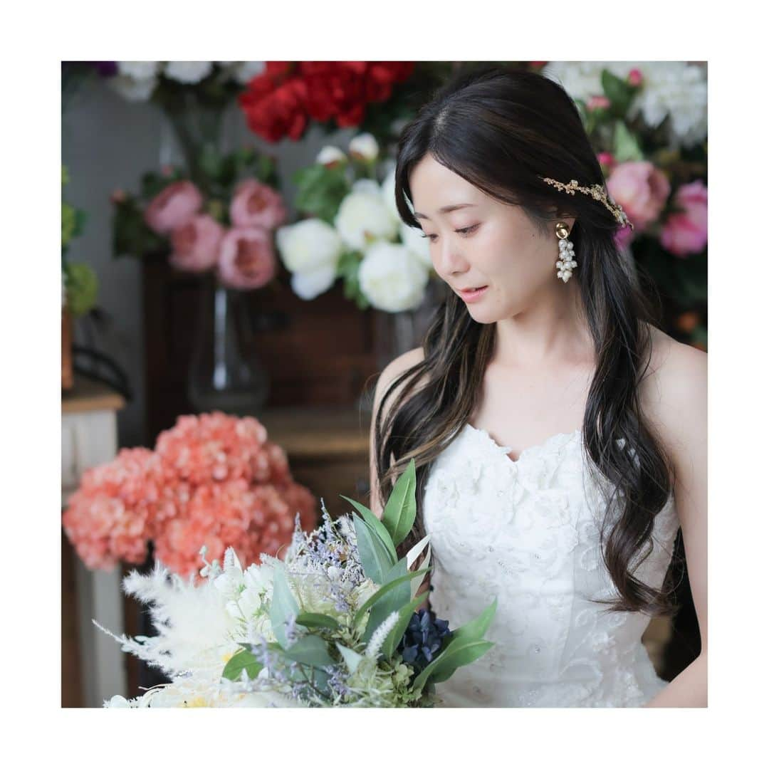 スタジオアクア浅草店さんのインスタグラム写真 - (スタジオアクア浅草店Instagram)「系統別花嫁ヘアメイク♡  1枚目　［ナチュラル］ 全体的にゆるーく巻いたスタイル  2枚目　［かわいい］ ハーフツインにしてかわいさアップ  3枚目　［キレイめ］ アップスタイルにしてクール過ぎないようにパールをちらして華やかに  4枚目　［クール］ 本夜会巻きで品のある上品なスタイルに  お二人の撮影のイメージやお好きな系統に合わせて ヘアメイクを楽しみましょう！🥰  - - - - - - - - - - - - - - - - - - - - - - -  Hair and make up 💄 @yatabe.deco.hm  - - - - - - - - - - - - - - - - - - - - - - - スタジオアクア浅草店アカウント 👉 @studioaqua_asakusa デコルテフォトグループ公式アカウント 👉 @decollte_weddingphoto スタジオSOLA軽井沢 👉 @studioaqua_karuizawa  - - - - - - - - - - - - - - - - - - - - - - - #スタジオ前撮り東京 #洋装 #洋装前撮り #ウェディングドレス #タキシード #白無垢 #綿帽子 #紋付袴  #屋内庭園スタジオ #和装 #d_weddingphoto #studioaqua #スタジオアクア #スタジオアクア浅草店 #ウェディングフォト #フォトウェディング #ブライダルフォト #ブライダルヘア #前撮り #後撮り #結婚写真 #ウェディング #プレ花嫁 #プレ花嫁さんと繋がりたい #関東花嫁 #軽井沢  #wedding #bridal #weddingphotography #weddingphotographer - - - - - - - - - - - - - - - - - - - - - - - フォトグラファー、ヘアメイク、フォトプランナー募集中！ @decollte_recruit」8月24日 17時14分 - studioaqua_asakusa