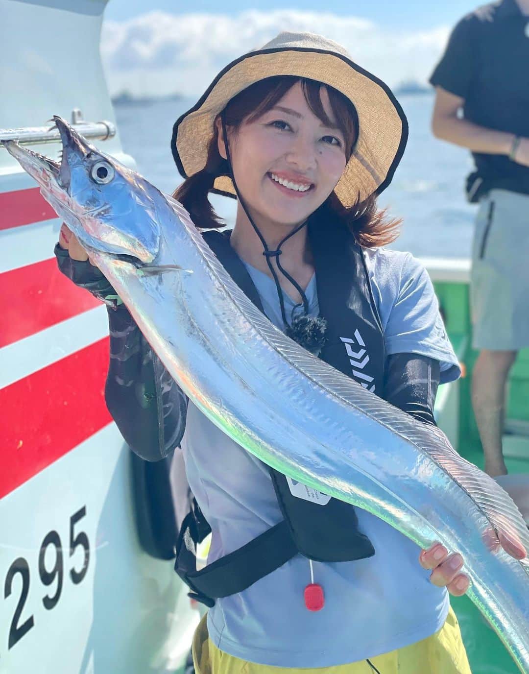 晴山由梨のインスタグラム：「ドラゴン🐲💕  この日はグロー系のテンヤに良型が掛かるパターンが多く、 私もいいサイズを数本GET✌️  釣った魚は持ち帰って炙りやマリネやソテー、 蒲焼き、南蛮漬けなどにして堪能しました😋  やっぱりタチウオは何しても美味しくて、大好きな魚です♡  #東京湾 #タチウオ #タチウオ釣り #テンヤタチウオ #船釣り #沖釣り #釣果料理 #釣り飯 #ゆり飯 #クレハ #クレハアンバサダー #キチントさんフライパン用ホイルシート」