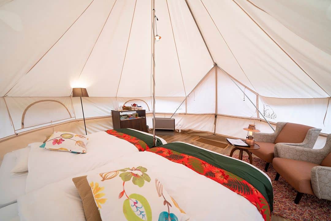 福島県さんのインスタグラム写真 - (福島県Instagram)「【グランピング体験（いわき市）】  テント設営や道具を用意しなくても気軽にキャンプ体験をできるグランピングですが、いわき市でも大自然の中でグランピングを楽しめます。  スパリゾートハワイアンズのグランピング施設「Mauna village（マウナ　ヴィレッジ）」では上質なアウトドアを体験できます。テントごとにさまざまなテーマが設けられているので、選ぶところから楽しみですね。  湯本駅から車で約5分の「Sah,いわき　湯本温泉」ではグランピングだけでなく、隣接している宿の源泉かけ流しの温泉を堪能できます。  グランピングで心地よい時間を過ごしてみてくださいね。  #グランピング #maunavillage #スパリゾートハワイアンズ #sahいわき湯本温泉 #いわき湯本温泉 #小名浜 #いわき市 #浜通り #福島県 #iwakicity #fukushima #RealizeFukushima #NotADreamFukushima #ひとつひとつ実現するふくしま」8月24日 17時18分 - realize_fukushima