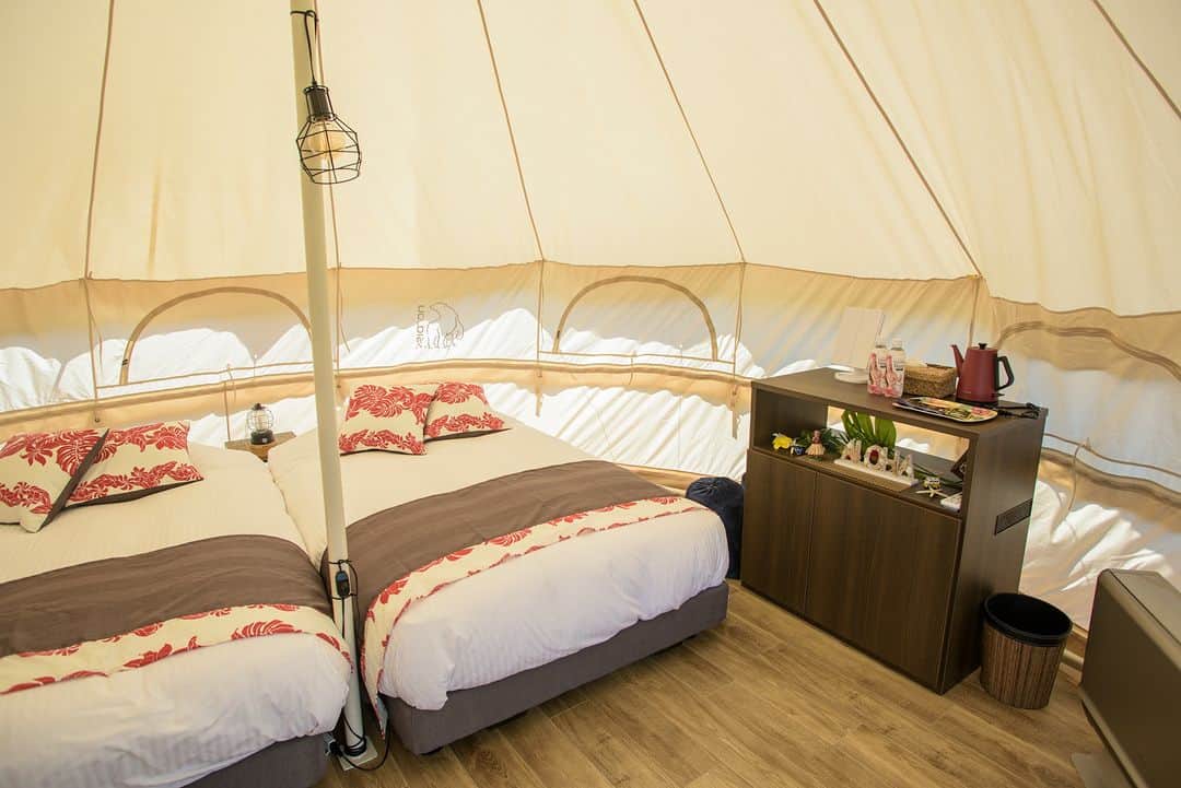 福島県さんのインスタグラム写真 - (福島県Instagram)「【グランピング体験（いわき市）】  テント設営や道具を用意しなくても気軽にキャンプ体験をできるグランピングですが、いわき市でも大自然の中でグランピングを楽しめます。  スパリゾートハワイアンズのグランピング施設「Mauna village（マウナ　ヴィレッジ）」では上質なアウトドアを体験できます。テントごとにさまざまなテーマが設けられているので、選ぶところから楽しみですね。  湯本駅から車で約5分の「Sah,いわき　湯本温泉」ではグランピングだけでなく、隣接している宿の源泉かけ流しの温泉を堪能できます。  グランピングで心地よい時間を過ごしてみてくださいね。  #グランピング #maunavillage #スパリゾートハワイアンズ #sahいわき湯本温泉 #いわき湯本温泉 #小名浜 #いわき市 #浜通り #福島県 #iwakicity #fukushima #RealizeFukushima #NotADreamFukushima #ひとつひとつ実現するふくしま」8月24日 17時18分 - realize_fukushima