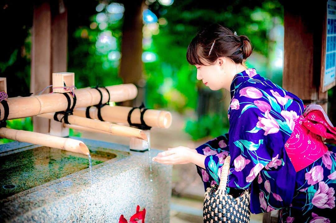 鈴木のぞみのインスタグラム：「浴衣👘と手水  手水のお水はひんやりしてるから、 いつも手を洗うたびになんか気引き締まる瞬間がある気がする☺️  この日は暑かったから色んな意味でさっぱりしました✨  カメラマンさん @vendemiaire01  様  #ファインダー越しの私の世界 #撮影会モデル #浴衣女子 #自由が丘 #お散歩撮影会 #のぞみん #推しにしてください #japanese #japanese girl #instagood  #instalike」