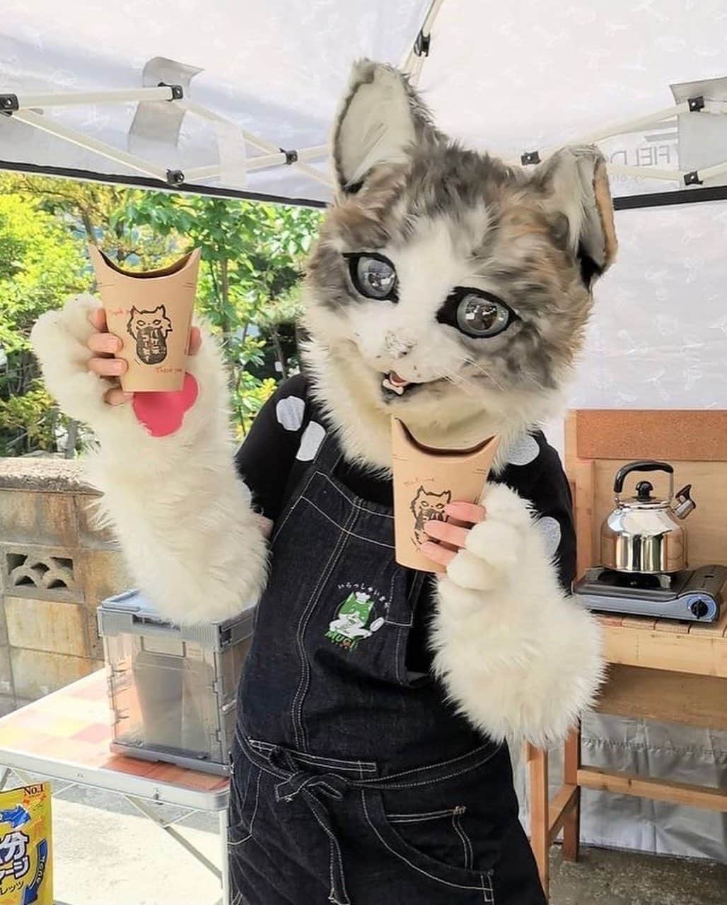 河野真也さんのインスタグラム写真 - (河野真也Instagram)「中川町の小屋に、８月の毎週末、美味しくて素敵なお店が来てくれる「こやのわマルシェ」。  最終週の8/26.27のコーヒーは「バケネコーヒー」さんです。 @bakenecoffee   異色！！🤣  無農薬栽培の珈琲専門でやってらっしゃって、美味しい！ しかも、バルーンアートの技術も凄いという多才なバケネコさんです。  以前から番組などで交流があるんですが、中川町で小屋作りしていた時にメッセージを下さいました。 これまで中川町でバルーンショーなどもされていて、「中川町にエンタメを届けたい」という思いを持ってらっしゃるので、これは是非ともこの企画に参加してもらいたいなぁと思い、お声掛けすることに。  お客さんの混み具合にもよりますが、時間があれば風船もできるかも……との事です！  子供達もたくさん来てくれたら嬉しいなぁ^_^  バケネコさん、ちょっと、暑さが心配だけど……😅  #北海道 #中川町 #こやのわマルシェ #hokkaido #nakagawa #コーヒー」8月24日 17時21分 - okurahoma_kawano