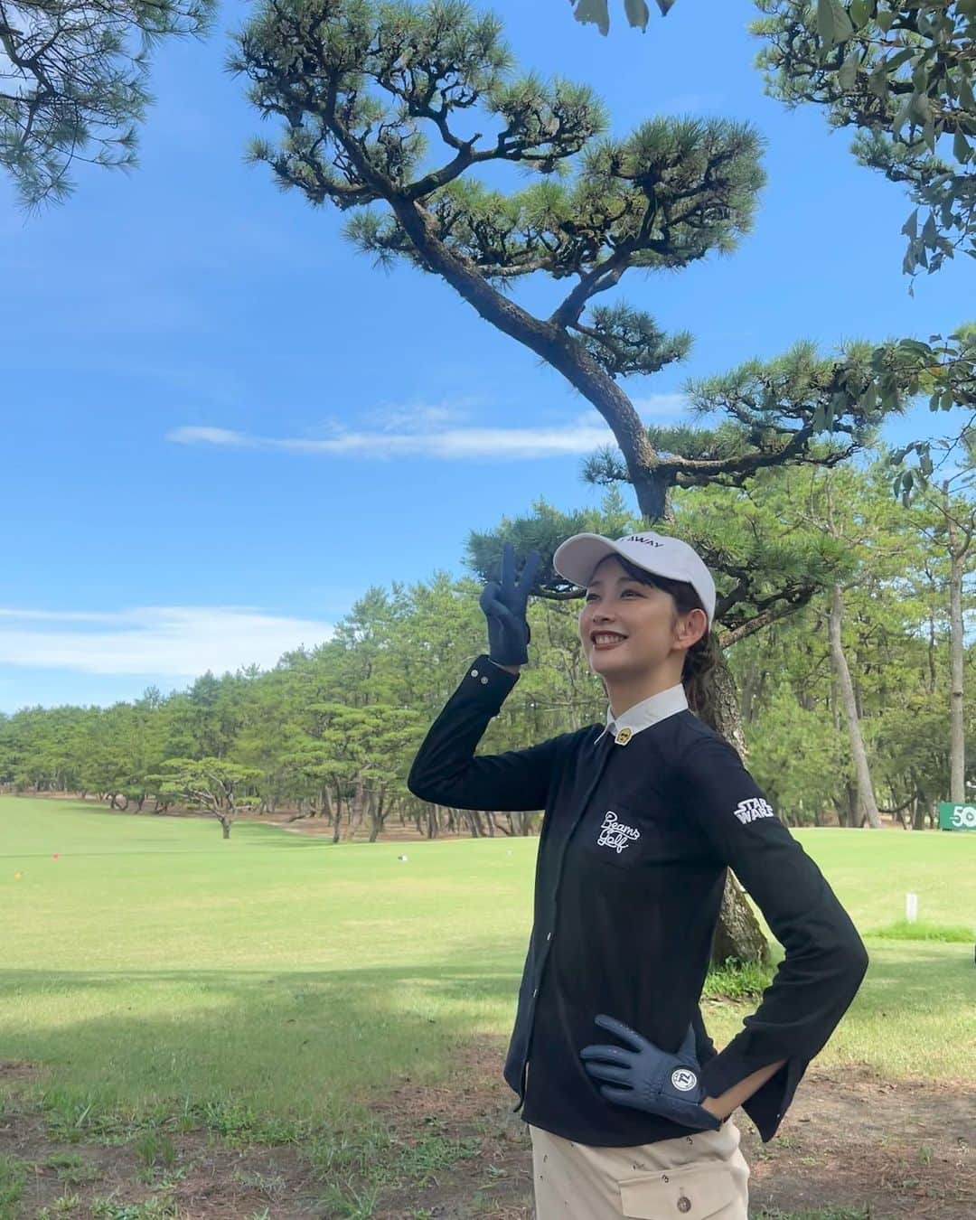 中上真亜子のインスタグラム：「🏌️‍♀️🌴 私にとっては久しぶりの @seagaia_official 🌴  フェニックスにも行けたし(涼んでイキってたら呼ばれて走り出してるんだけど 後ろ姿からして本当下手そうだしヘラヘラしてそう)、花火も見られたし ホテルの美味しいご飯も食べられたし 明日まで開催の餃子サミットにも行けたし スタッフの皆さんのおもてなしのおかげで めちゃくちゃ幸せだった🤦🏽🫶  #いやCM撮影なのよ #ヘアメイクたびちゃんが色んなスタイルにしてくれた☺️ #衣装の質問きてたけど黄色のワンピも白のワンピも @casa_fline のだよ🌈 #この1ヶ月で3回シーガイアに行くよ #ペース戻って来た」