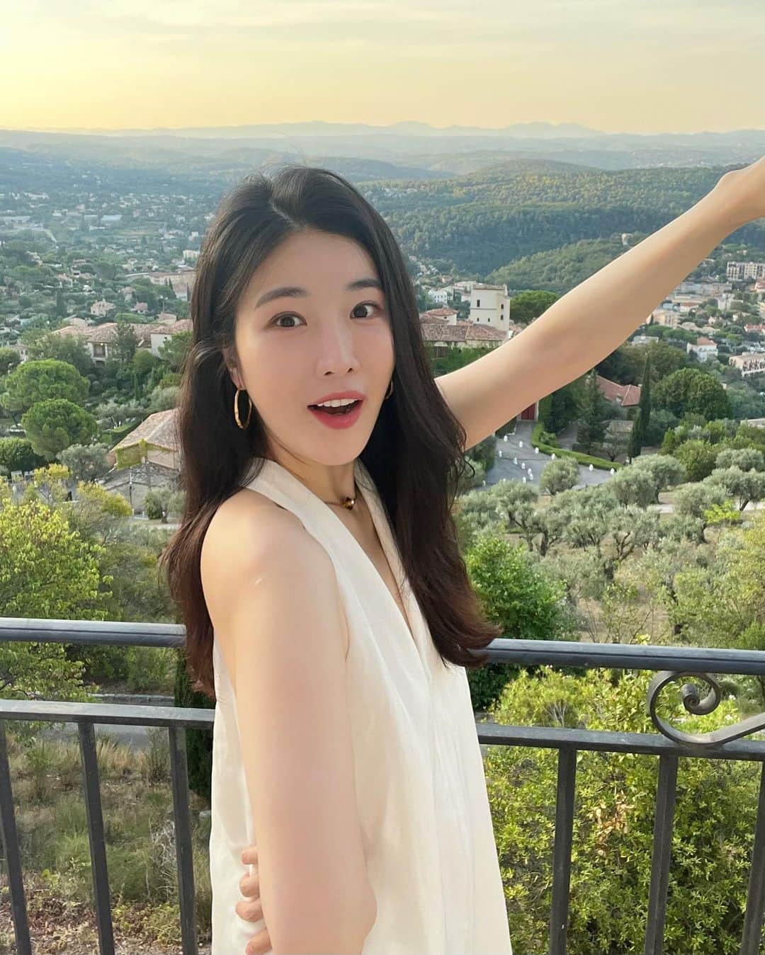 イ・ヘリのインスタグラム：「여행 내내 날씨가 너무너무 좋았어요☀️ 예쁘게 하고 저녁 먹으러 가야 해서 똥손으로 화장도 열찌미 하고 머리도 파마 살려서 한땀한땀 말려봤어요!!!!!  근데 그게아니라 사진이 너무 많으니까  조심해요」