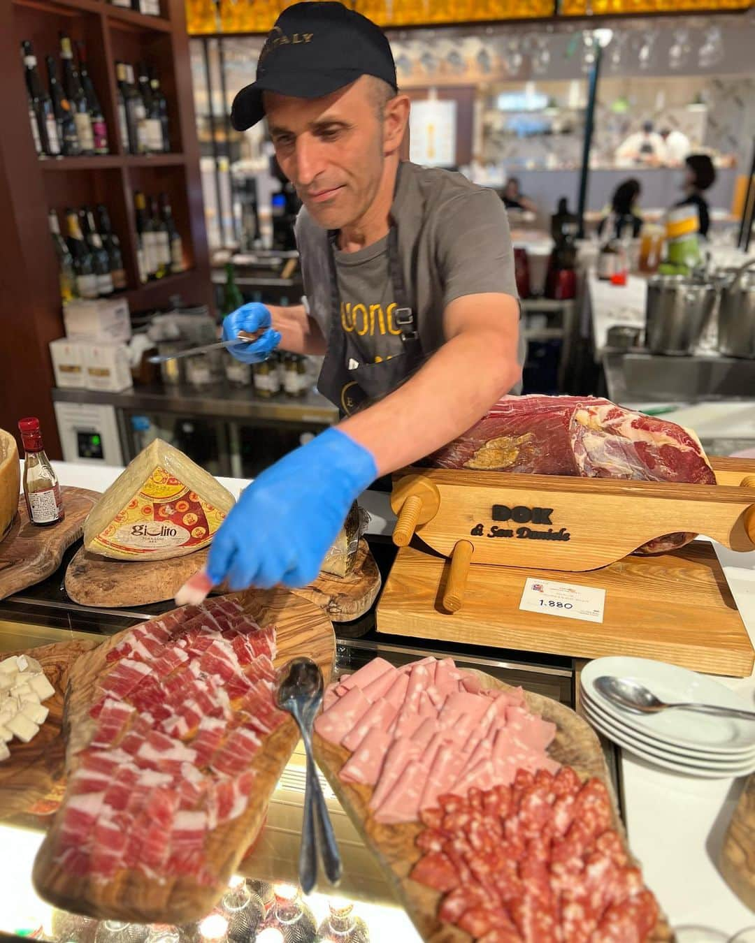 高倉絵理さんのインスタグラム写真 - (高倉絵理Instagram)「『EATALYアペリティーボ フェスティバル & 銀座店2周年 PRESSDAY』に綾子さんと行ってきました！  イタリアの食習慣として欠かせないアペリティーボは、簡単なおつまみと一緒に食前酒を家族や友人との時間を大切にしながら楽しむスタイル。 その楽しさをたくさんの方に知ってもらいたいという思いから、EATALY 全店にて"アペリティーボ フェスティバル"が開催されています。  8月に2周年を迎えたイータリー銀座店では 2周年を記念した様々なキャンペーンや期間限定メニューを展開。  限定メニューでは、イータリーで圧倒的な人気を誇る、ブッラータのピッツァをフレッシュトマトとトリュフのハーフ＆ハーフにアレンジした特別なピッツァが♡ これが本当に美味しくて大好き♡  イタリア発のリキュール APEROLを使用したアペリティーボカクテル"アペロール スプリッツ" で乾杯して、チーズや生ハム、お肉料理などたっぷり楽しみました！  8月21日（月）～9月14日（木）はイータリー全店 (※1)で「¥500 アペリティーボ」が！ “アペロール”と“カンパリ”を使ったカクテルに、おつまみ（チップス＆オリープ）が付いたセットを特別価格¥500で提供！ ※ 1 イータリー銀座店のみ平日のみの実施  また、Instagram投稿キャンペーンも！ 指定のハッシュタグを付けて投稿すると2杯目のドリンクプレゼント！  この機会に是非行ってみてください！！  📍 EATALY銀座店 東京都中央区銀座6丁目10-1 GINZASIX 6F @eataly.tokyo   #イータリーでアペしよう #イータリー #アペリティーボ  #eataly #銀座six #gsix #銀座グルメ #銀座ディナー ＃銀座ランチ #東京グルメ #銀座イタリアン #ginza」8月24日 17時26分 - eri_t28