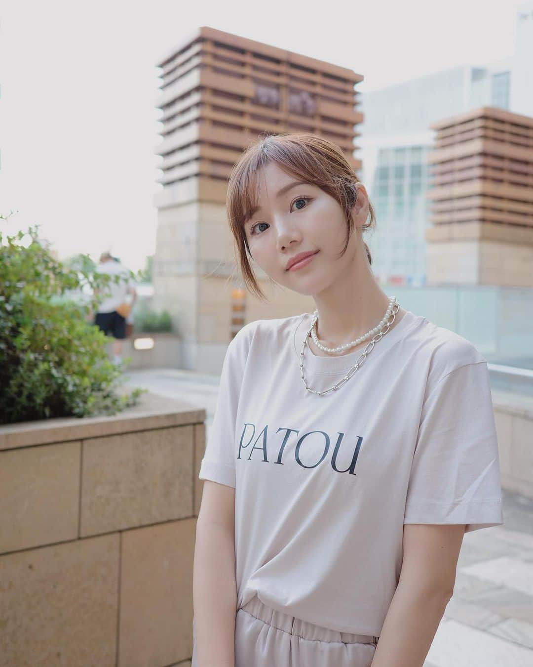 ほしのこさんのインスタグラム写真 - (ほしのこInstagram)「2Look  ラフな気分のコーデ達  1 Tシャツ @patou  スカート @wyou_star0509  サンダル @oofos  バッグ @stellamccartney  ネックレス @amerivintage   2 Tシャツ @maisonkitsune  パンツ @alexanderwangny  サンダル @charleskeith_jp  アクセサリー @hinahina.official.ec  ポシェット @aprily_officialsite  今後販売予定  東京現代美術館とDiorコラボのトートは美術館に行った時にGETしたんだけど とってもかわいい♡ 今予約受付中になってたよ🎶 お値段も1万くらい😲  ヘビロテ中♡  #コーディネート#ootd#夏服#夏コーデ#カジュアルコーデ#outfit」8月24日 17時29分 - hoshinoko728