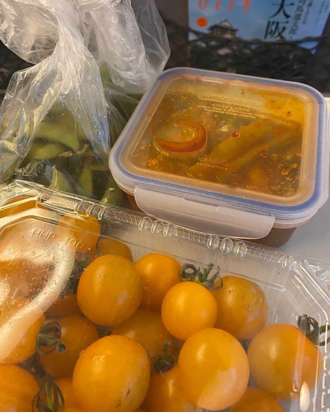熊谷真実さんのインスタグラム写真 - (熊谷真実Instagram)「打ち合わせ  東京行く時は時間帯によってお弁当持参。 今日はきゅうりとインゲンとトマトしか入ってないラタトイユ。  軽井沢から届いた野菜が美味しすぎて塩だけでもいける。 インゲンときゅうりだけでももりもり食べられる。  北海道から届いたトマト。  黄色いトマトは甘い  山形から届いただだちゃ豆。  いただきものばかり。 あたしは本当に幸せものです。  もうおいしくてたまらん。  新幹線が楽しい時間に。  #熊谷真実 #新幹線ランチ #打ち合わせに東京へ #今週東京率高い」8月24日 17時30分 - mami_kumagai310