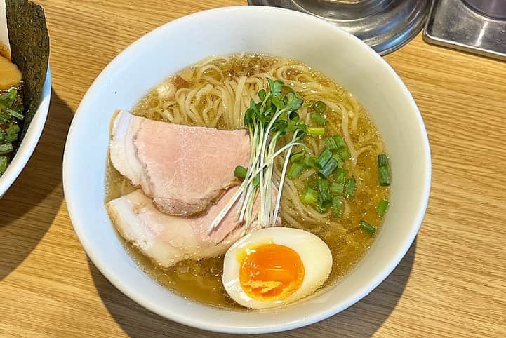 福岡グルメ 福岡ランチ「デビログ」のインスタグラム：「暑い時期は冷やしラーメンがありがたいね。 今回は荒江の『ラーメン屋 游』で夏限定の冷やしラーメンをいただいたよ。 昔は冷やしラーメンなんてなかったけど、福岡で最初に冷やしラーメンを始めたのはおそらくここじゃないだろうか。  塩ラーメンの「冷やしラーメン白」850円は塩味が効いた透き通った冷たいスープで、ストレート平打ち麺はツルッとした喉越しが心地よい。 低温調理のデカいチャーシューが柔らかくて美味いよ。  醤油ラーメンの「冷やしラーメン黒」850円はかつお出汁が効いてる！麺は「冷やしラーメン黒」と同じもので喉越しを楽しめる。  店主の平山さんが、器を氷水で冷やしてくれるのでより美味く感じるのかもしれない。 最後にどちらが好みか聞かれたけど、決められんやった。  もうひとつの冷やしメニューの「冷やし中華」900円も食べてみたい。  ▶︎ラーメン屋 游 @ramenyayu 福岡市城南区荒江1-23-27 092-833-0330 11:30～15:00 18:00〜23:00 ※日祝水は昼のみの営業 (売り切れ次第終了) 日曜営業 定休日：木曜日  #FukuokaGourmet #FukuokaRamen The first shop to start cold ramen in Fukuoka. On a hot day, the combination of cold soup and smooth noodles is a delight.  #후쿠오카 #후쿠오카라면 후쿠오카에서 차가운 라면을 처음 시작한 가게. 더운 날에는 차가운 수프와 목구멍이 좋은 국수의 조합이 기쁘다.  #福岡美食 #福岡拉麵 福岡第一家冷拉麵店。 大熱天，冷湯配上爽滑的麵條，真是一種享受。  #福岡グルメ #福岡ランチ #福岡ラーメン #福岡冷やしラーメン #ラーメン屋游 #福岡旅行 #福岡グルメ旅」