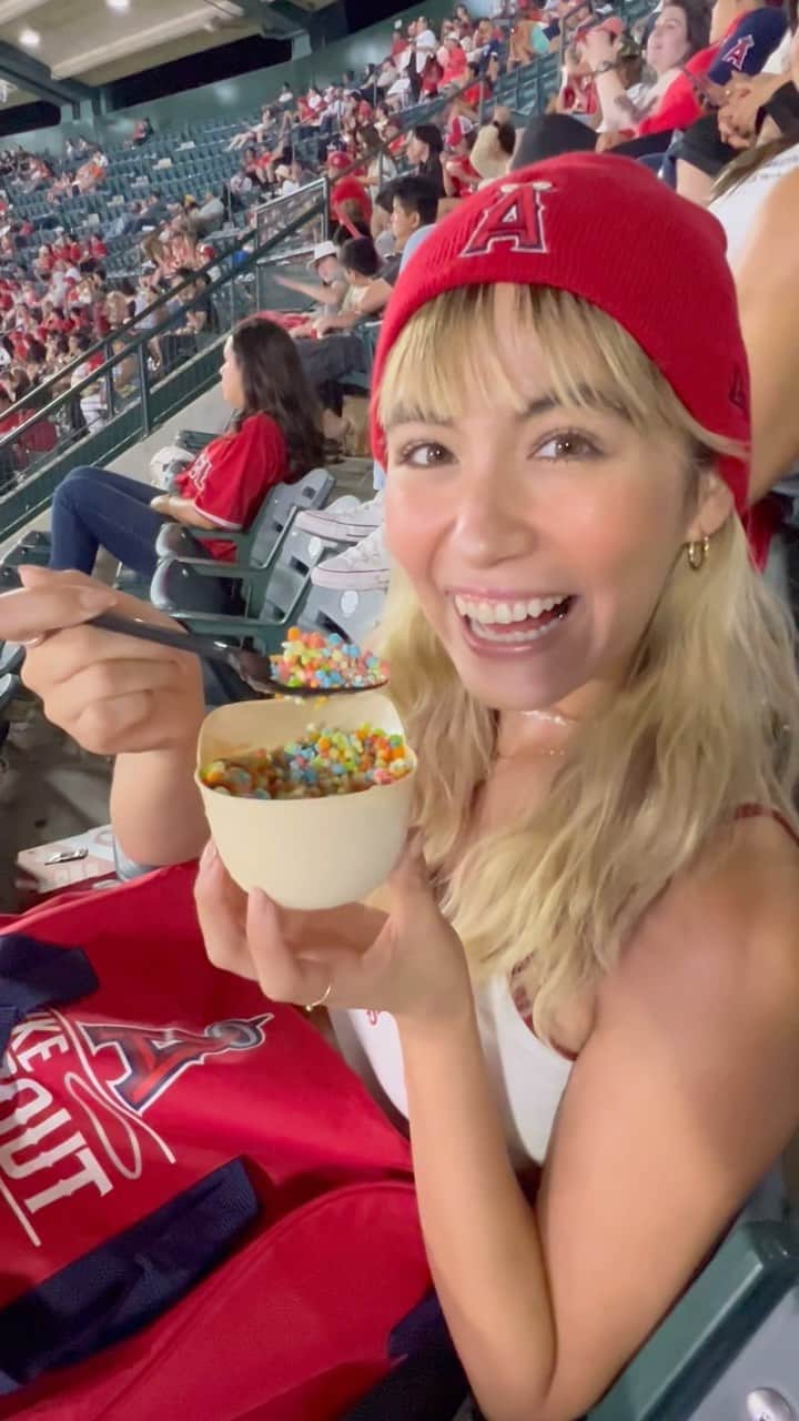 AMIのインスタグラム：「このカップが欲しくて買ったアイス… 食べた後ベンチにおき忘れてしまった🥺💔 (そんな未来が待ってるとは知らず幸せそうな顔ね)  #大谷翔平 #アナハイム #エンジェルス  #amiangel_america #ohtanishohei #angels  #la #anaheim #baseball #likesforlike #ohtani」