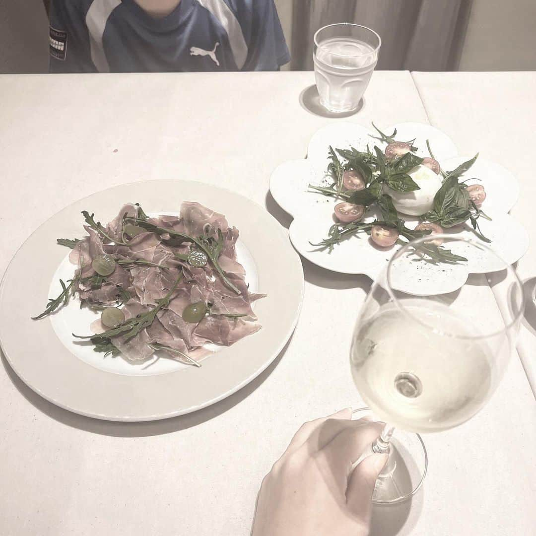 ジェイミー夏樹のインスタグラム：「たまには2人の時間🥂  、 、 、 、 、 、 、 #2歳 #6歳 #男の子の兄弟  #男の子のママ  #おとこのこママ  #おとこのこベビー  #おとこのこコーデ  #おとこのこ👶  #fashion  #カジュアル #カジュアルファッション  #シンプルファッション #シンプルコーデ #modeling  #modelinjapan」