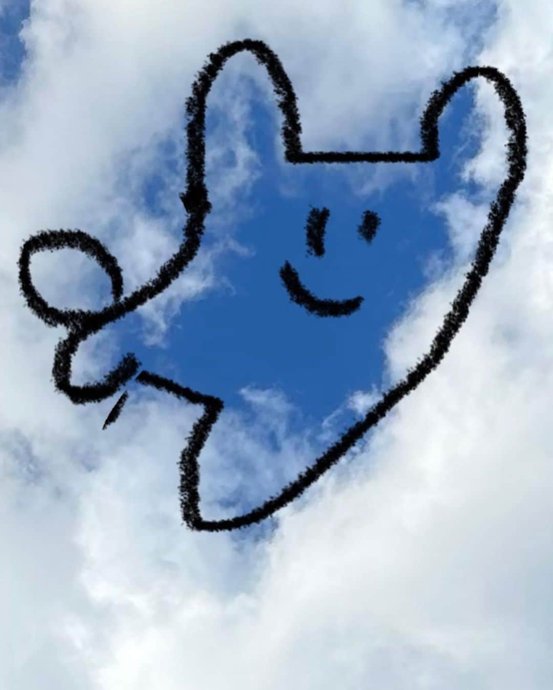 中岡由佳さんのインスタグラム写真 - (中岡由佳Instagram)「Look at the clouds and draw while stretching. ☁️☁️ What does this shape look like?🙄 #park  #drawing #art」8月24日 17時37分 - yuka_nakaoka