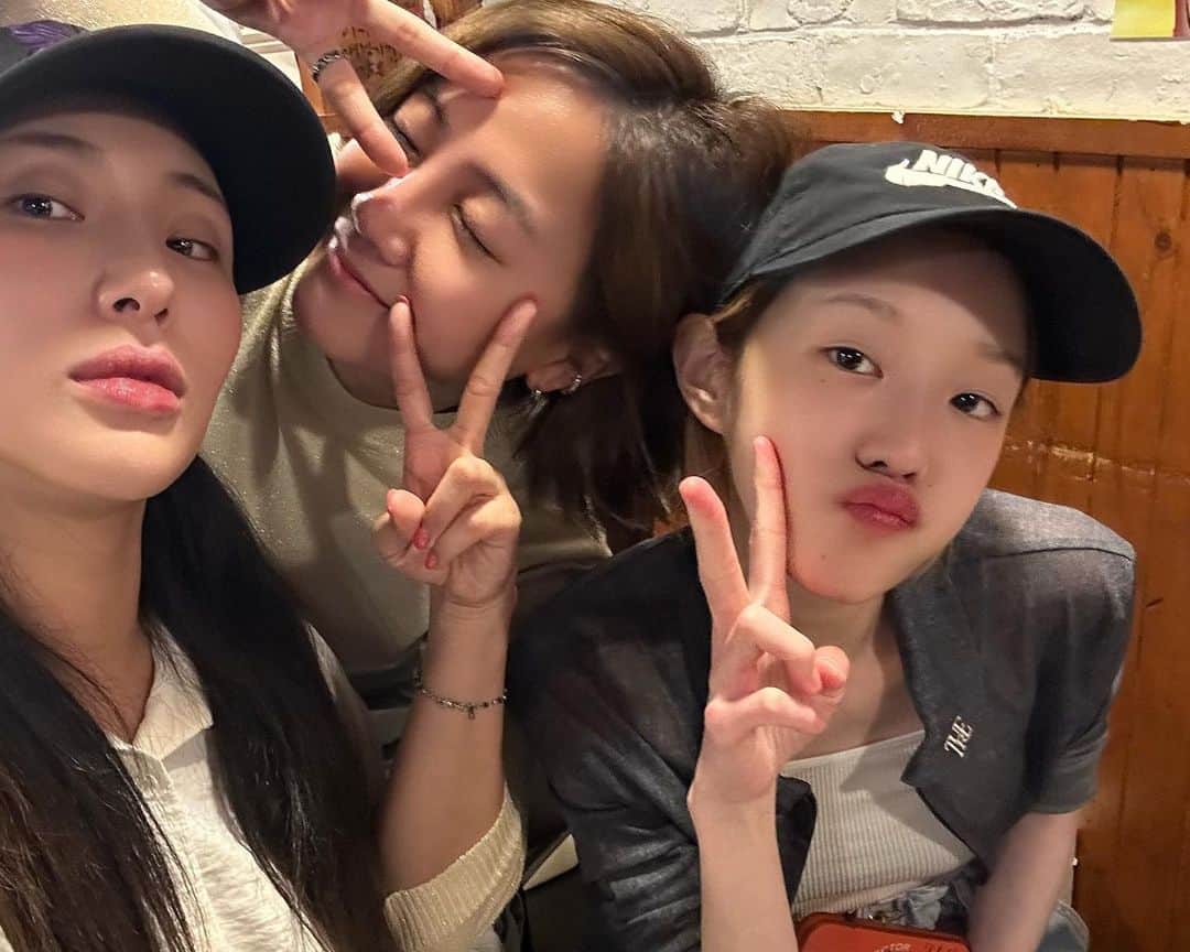 パク・ボラムのインスタグラム：「소중한 칭구들과 소중한 이서…♥️」