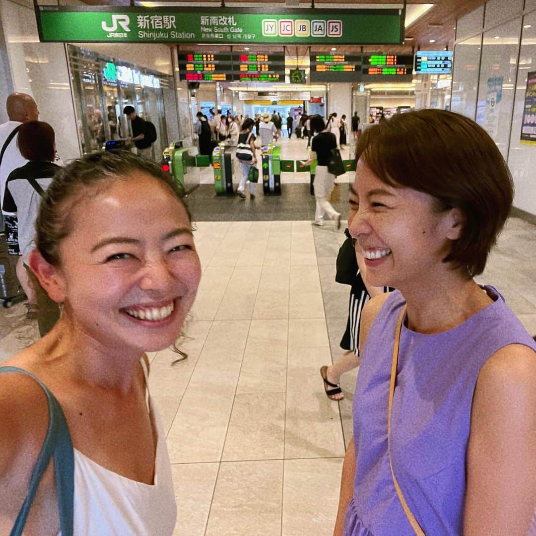 高松いくさんのインスタグラム写真 - (高松いくInstagram)「もーーーーー🤣💛 ほんと好き❤️笑 13時からランチして カフェに移動する道中含めて 17時まで ずーーーーーーーーーっと 話してて、時間制限あったから 話が終わったけど 無制限だったら一生話してましたね🤔  私がヨガインストラクター育成講師になれたのは @maina_rion  りおん先生のおかげさまです。  りおん先生に出逢っていなかったら、今の私はいません。  10月はその恩師を 全力でサポートさせて頂きます‼️❤️  先に行って待ってます✈️✨  今後とも、末永く💙よろしくお願い致します💚ふふふ  #笑う門には福来る  #yoga  #新宿」8月24日 17時37分 - iku_takamatsu_trip_sup_yoga