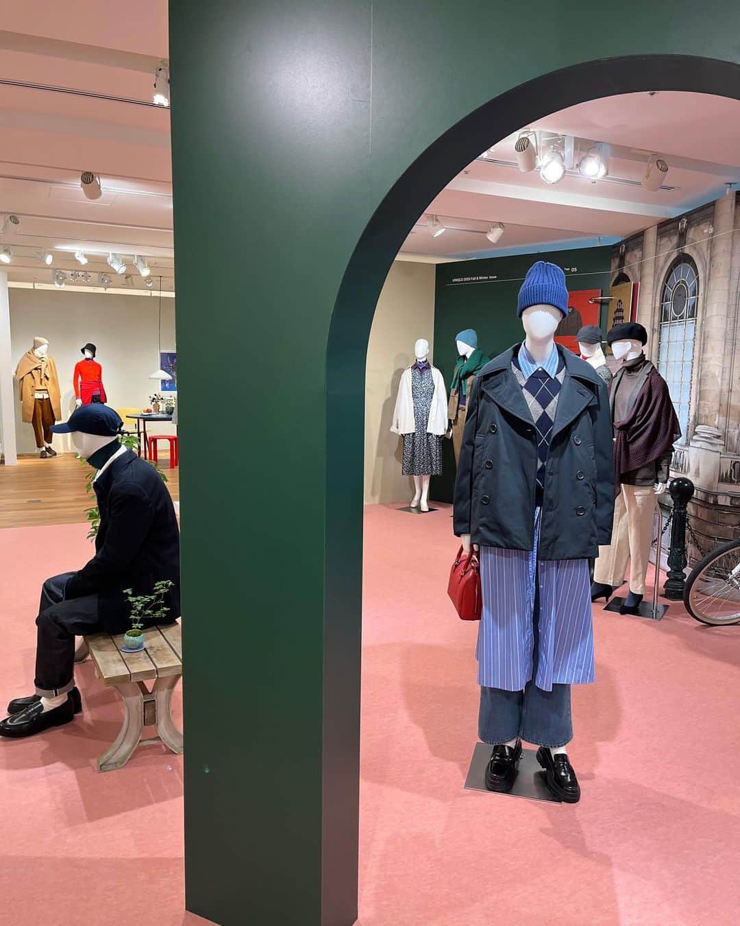 福田葉子のインスタグラム：「残暑ありありですが気分はもう秋もの。ユニクロ展示会では、トラッド&クラシックのちょいひねりがたくさん。コーディネートの体数も多くて見応えあり。ユニクロは合わせてなんぼですものね。白やベージュのワントーンコーデ、素敵。この秋はレイヤードの腕の見せどころですね。 切りっぱなしのツイード風ジャケットとかチェスターコートとか、コンサバ復活楽しい。ピンク系の色味だけで何重にもあり、ダウンも進化するなど、留まることのないメガブランド。 新たなユニクロCのサプライズ発売も話題ですね。相変わらず目が離せません。 #uniqlo #2023fw #fashion #ootd #ユニクロ　#ユニクロコーデ #展示会　#2023秋冬」