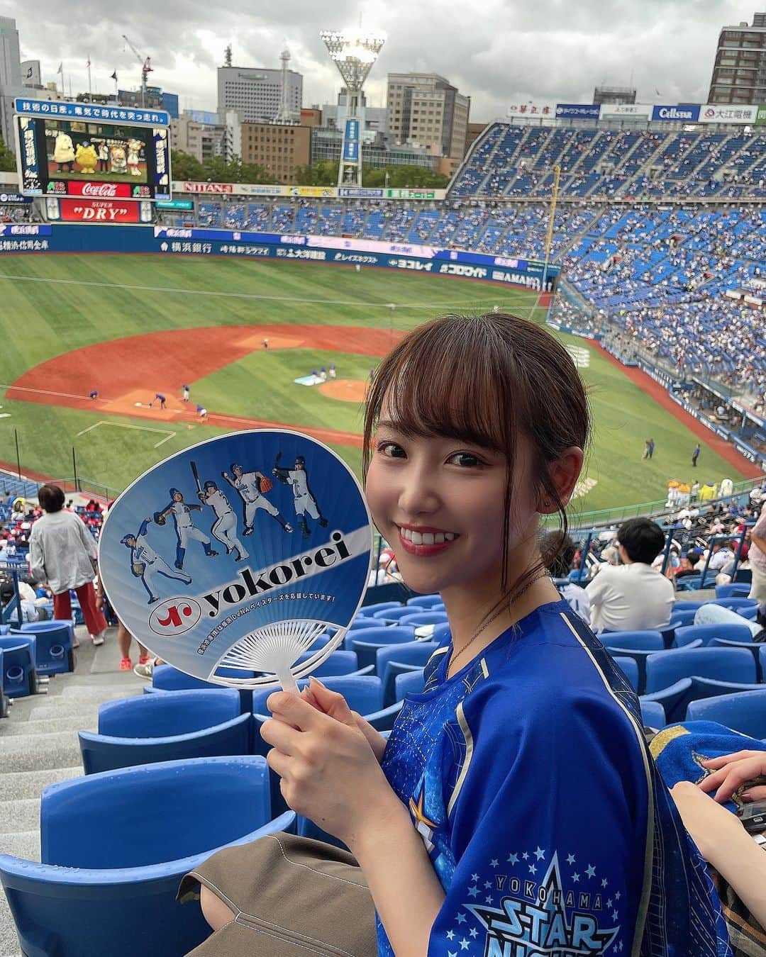 丸りおなさんのインスタグラム写真 - (丸りおなInstagram)「.  野球観戦⚾️  撮影の後にそのまま🙈  #横浜denaベイスターズ  お久しぶりのハマスタでした💙  やっぱり楽しすぎた！！！  #野球 #ハマスタ #横浜スタジアム #野球観戦 #野球女子 #ベイスターズ #ベイスターズ女子 #ベイスターズファンと繋がりたい #ベイスターズファン #広島カープ #広島戦 #カープ #横浜 #横浜関内 #野球応援 #ユニフォーム #ユニフォーム女子」8月24日 17時44分 - _riona81