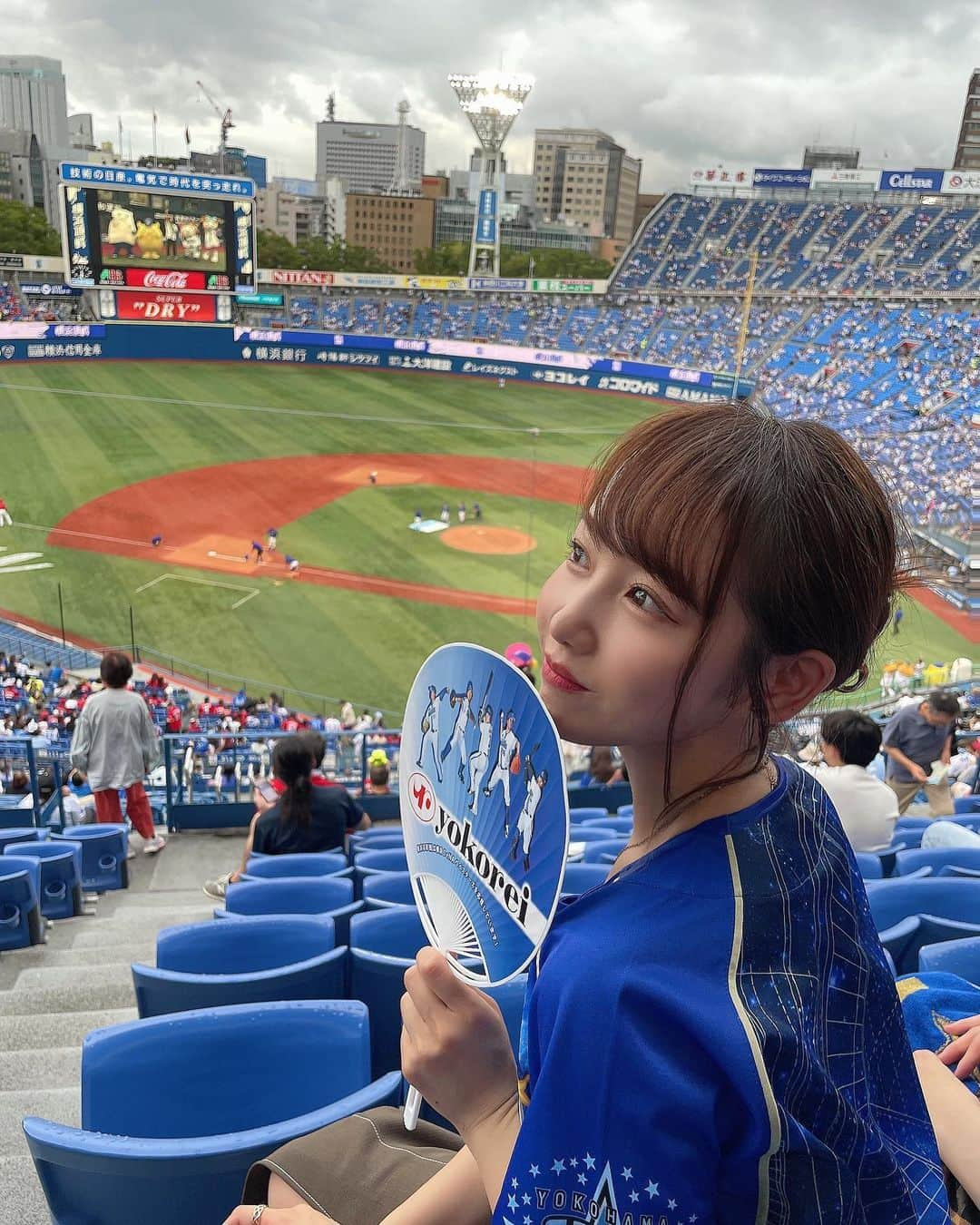 丸りおなさんのインスタグラム写真 - (丸りおなInstagram)「.  野球観戦⚾️  撮影の後にそのまま🙈  #横浜denaベイスターズ  お久しぶりのハマスタでした💙  やっぱり楽しすぎた！！！  #野球 #ハマスタ #横浜スタジアム #野球観戦 #野球女子 #ベイスターズ #ベイスターズ女子 #ベイスターズファンと繋がりたい #ベイスターズファン #広島カープ #広島戦 #カープ #横浜 #横浜関内 #野球応援 #ユニフォーム #ユニフォーム女子」8月24日 17時44分 - _riona81