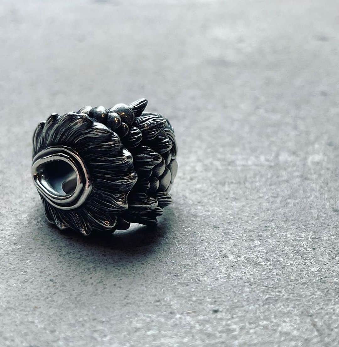 ブラッディマリーのインスタグラム：「Midnight  Dorado Ring ¥要見積もり  ・ ・ 【ストーリー】 -真夜中の住人達- いつもと同じ道、同じ場所が いつのまにかまるで知らない世界に変わっているとしたら、全ては夢なのか、現実なのか…  目にしたことのない物が売られ、行き交う人は人でない者達。 そこは、実に奇妙なガラクタ市場。  ・  【STORY】 -Midnight residents-  The same road as usual, the same place  If you're changing into a world you don't know before you know it, is everything a dream or reality ...  Things that have never been seen are sold, and the people who come and go are not people.  It's a really strange junk market.  ・ 【故事】 -午夜時分的居民們-  如果相同的路上、相同的地方 不知不覺間變成了完全陌生的世界， 那麼這一切究竟是夢，還是現實呢...  擺在貨架上的是從未見過的東西，來來往往的通行者並非人類。 在那裡，其實是個奇妙的跳蚤市場。  ーーーーーーーーーーーーーーーーーーー #bloodymaryjewelry #bloodymary #jewelry #silver #fashion #jewelryporn #jewelrydesign #jewelrygram #accessory #accessories #silverjewelry #ブラッディマリー #シルバーアクセサリー#fashionjewelry  #シルバー #アクセサリー#japanmade#血腥瑪麗#血腥瑪麗珠寶#血腥瑪麗銀飾#銀飾#天然石#飾品#珠寶#日本品牌」