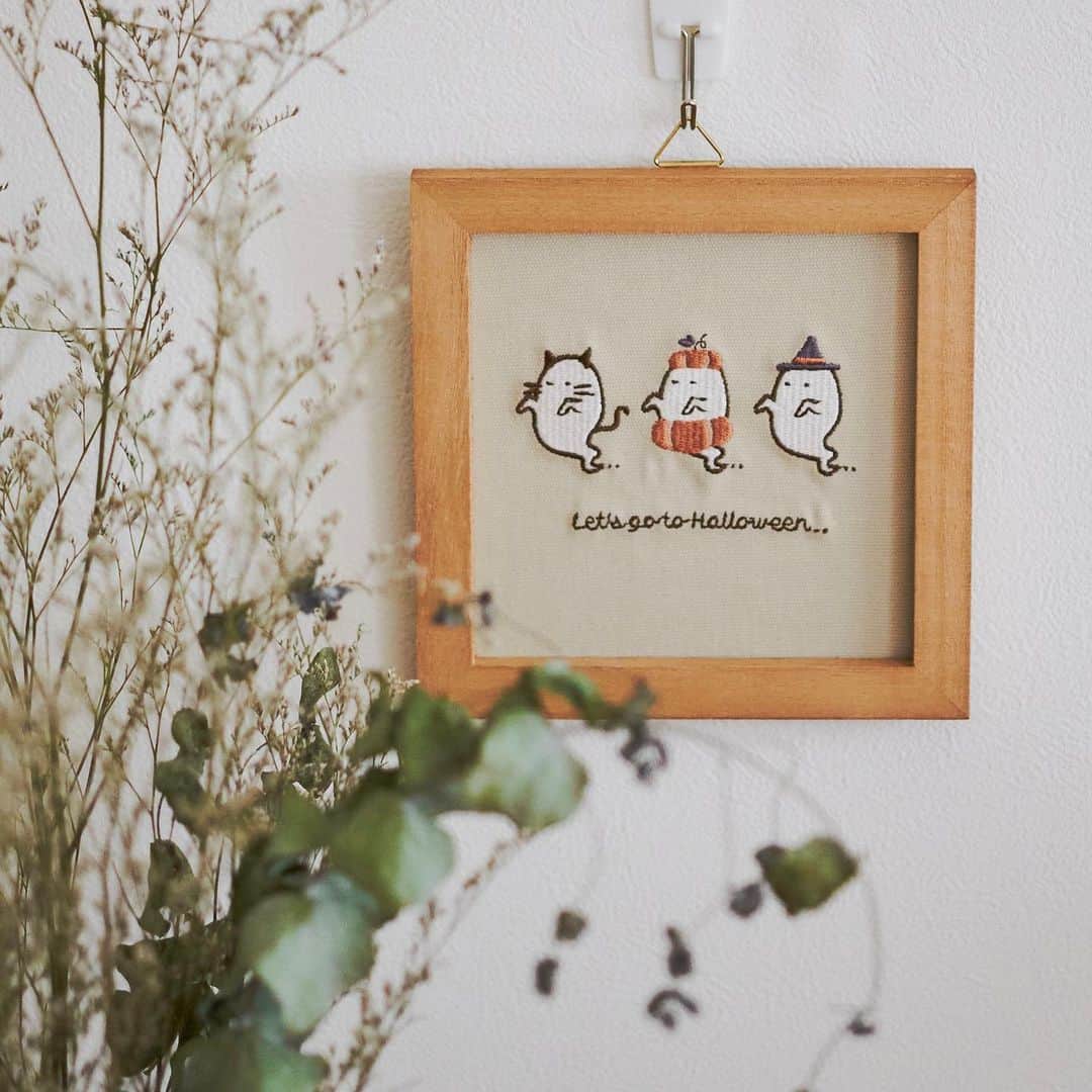 salut!のインスタグラム：「｟あとで見返すように保存がおすすめ👻｠ ･･････ ⁡ ⚪︎仮装おばけ刺繍パネル ¥550 ⚪︎おかしほおばりおばけ ¥660 ⚪︎かぼちゃだっこおばけ ¥660 ⚪︎うとうとおばけ ¥660 ⚪︎LEDおばけライト ¥1320 ⁡ ･･････ ⁡ 今年のハロウィンアイテムは おばけモチーフもたくさん◌ ⁡ 定番の刺繍パネルやLEDライト、 イチオシはブリキのおばけたち👻 ⁡ おかしを口いっぱいに頬張ったおばけや 眠たくてうとうとしちゃうおばけなど ハロウィンが終わっても飾っておけるデザイン𓇢 ⁡ ─────────── ⁡ 公式通販サイトは @salut_shop トップページURLよりご確認下さいま𓍯 ⁡ ─────────── 店舗により在庫状況が異なります。 一部店舗の営業時間等が異なる場合がございます。　 予め各館のHP等をお確かめくださいませ。 ご不便をお掛けして申し訳ございませんが予めご了承くださいますようよろしくお願いします。 ─────────── #サリュ #salut #halloween #インテリアコーディネート #ハロウィン #ハロウィンパーティー #ハロウィンインテリア #ハロウィン飾り #季節を楽しむ #季節感 #季節感のある暮らし #お部屋作り #リビング #リビングインテリア #インテリア #インテリア雑貨 #インテリア照明 #間接照明 #間接照明のある暮らし #秋 #秋を感じる #秋を楽しむ #秋先取り #おばけ #シンプルホーム #シンプルインテリア #シンプルデザイン」