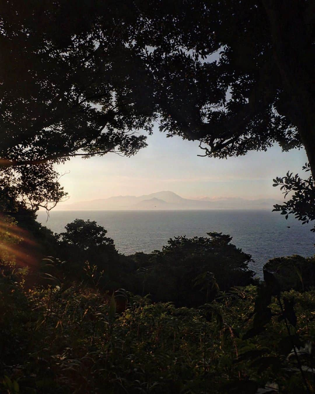 石川直樹のインスタグラム：「#Mihonoseki, Shimane, JAPAN 島根半島の突端#美保関 から見た#大山。いつか登りたい。美保関灯台近くの遥拝所もよかった。#出雲国風土記 の国引き神話によれば、能登半島の珠洲から切り取って引いてきた、と。珠洲を想う。奥能登半島→#島根半島、自分の中で、はっきりと繋がった。」