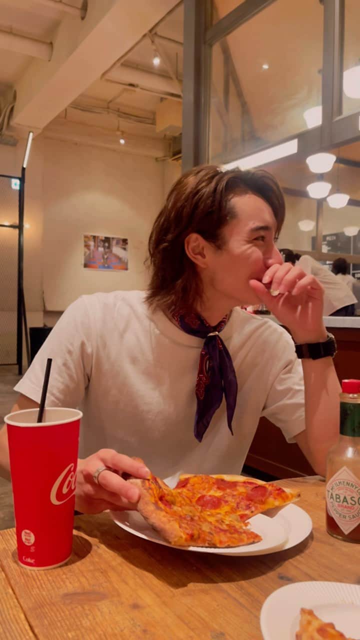 山下諒真のインスタグラム：「pizza🍕🍕 . . #japan #model #ootd #fashion #ootdfashion #outfit #reels」