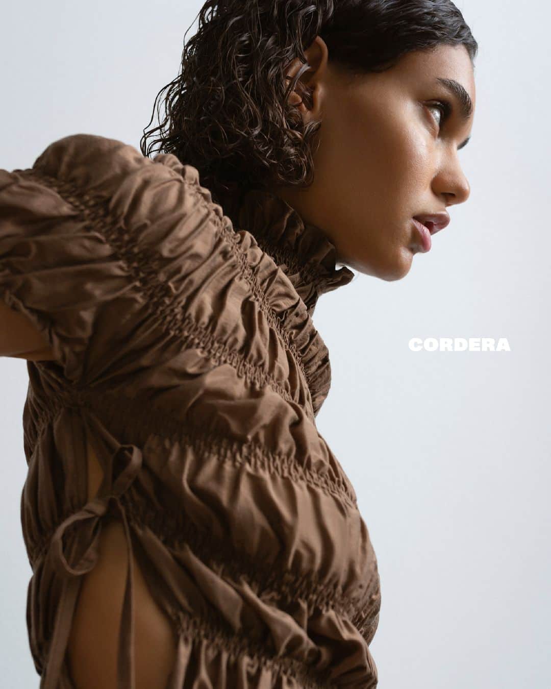 マイダルタニアンさんのインスタグラム写真 - (マイダルタニアンInstagram)「. 【 𝗡𝗘𝗪 𝗕𝗥𝗔𝗡𝗗 】 『𝗖𝗢𝗥𝗗𝗘𝗥𝗔』  2008年に設立された Cordera（コルデラ）は、スペインで製造される現代的でミニマルな服のコレクションを展開するブランドです。  Monica（モニカ）と Maria（マリア）の Cordera 姉妹が手掛けるブランドはガリシアを拠点とし、地元の小規模な家族経営の工場で、縫製から仕上げまで手作業による丁寧な服作りを行っています。 「永く愛用でき、着れば着るほどに魅力を増していくもの」をコンセプトに掲げ、トレンドに捉われない上質なコレクションを展開しています。  店頭発売日：8月24日(木) WEB SHOPでのお取り扱いはございません。  #shinzone  #シンゾーン #theshinzone #cordera #newarrivals #denim #jeans」8月24日 18時00分 - shinzone_official