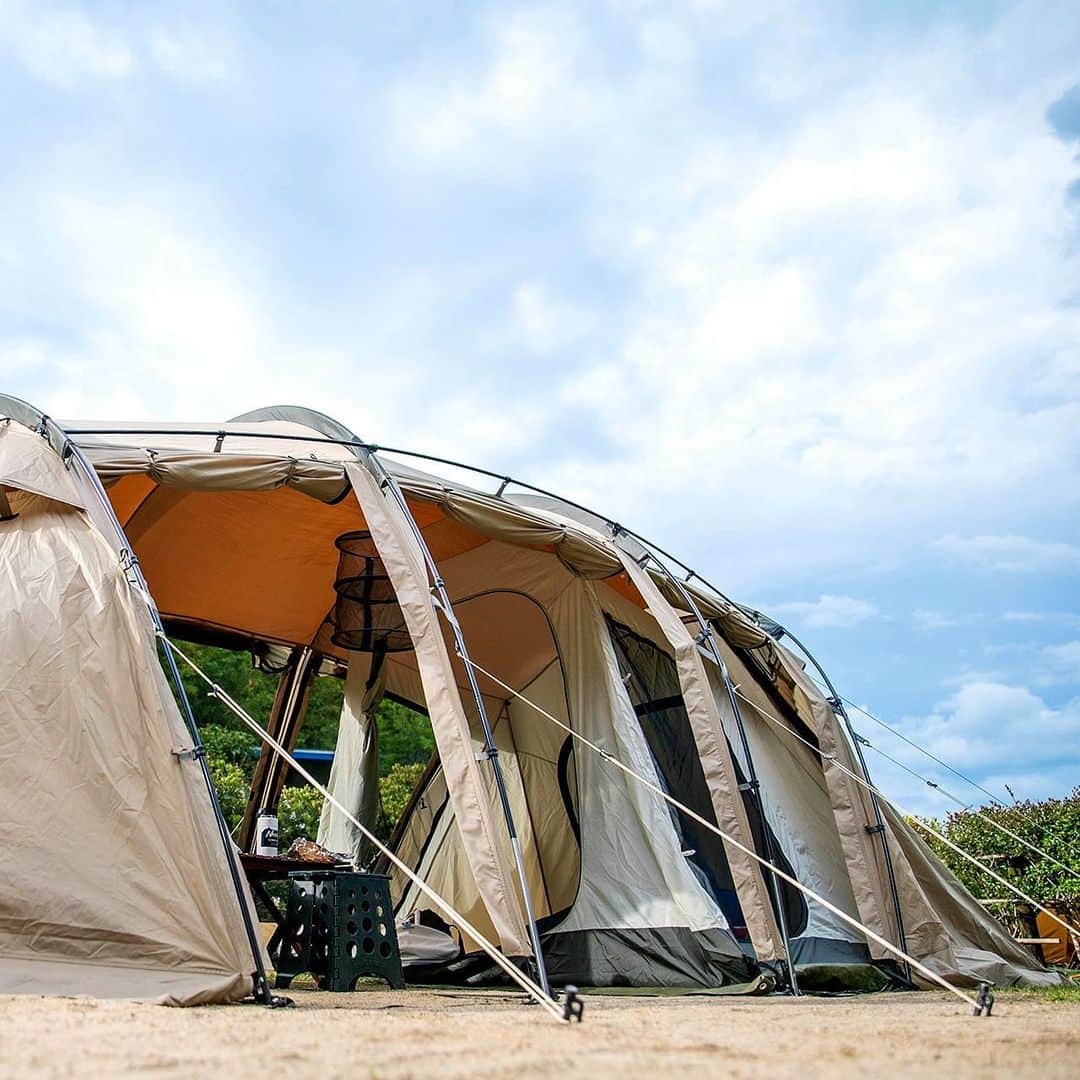 キャンプ情報サイト［ランタン］さんのインスタグラム写真 - (キャンプ情報サイト［ランタン］Instagram)「CAMP SMILE STYLE ／ 豪華なキャンプ飯に舌鼓！ 子供たちと安全にキャンプを楽しむ夏休み ＼ いろんなキャンパーのキャンプスタイルを現地取材と一般キャンパーからの投稿で数多く掲載してます。 . . 詳しくは @lantern.camp webサイトをご覧ください . . #camp #camping #camplife #outdoor #travel #trip #lantern_smile #キャンプ #キャンプ用品 #アウトドア #テント #自然 #旅行 #キャンプ初心者 #キャンプ好きな人と繋がりたい #アウトドア好きな人と繋がりたい #camper #外遊び #キャンプスタイル #マイアミ浜オートキャンプ場 #ファミリーキャンプ #ファミキャン #SABBATICAL #サバティカル #Coleman #コールマン #ワンマントルランタン #焚き火台」8月24日 18時00分 - lantern.camp