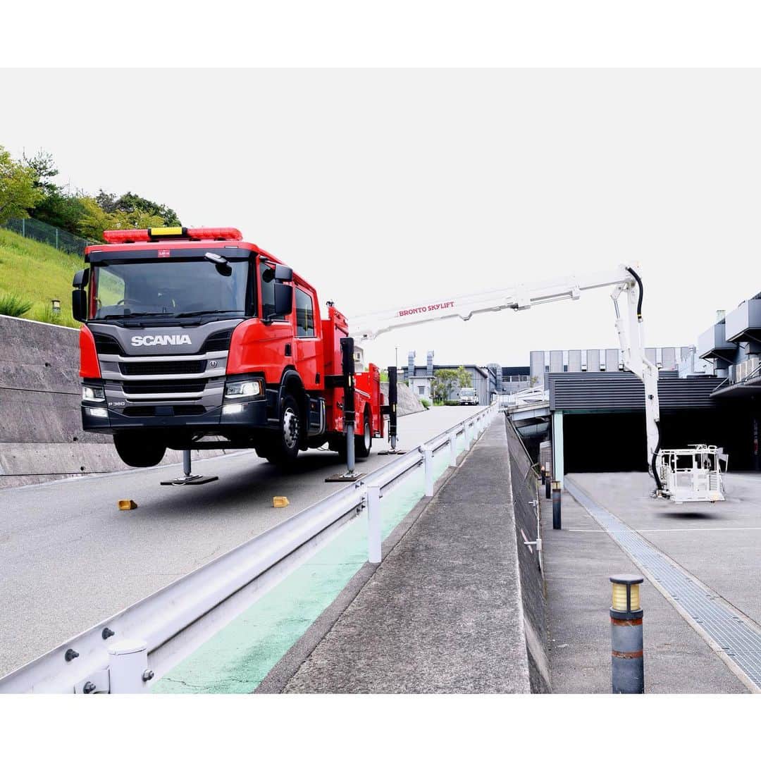 モリタのインスタグラム：「【21mブーム付多目的消防ポンプ自動車　MVF21】 #BrontoSkylift と共同開発した多目的消防ポンプ自動車です。 伸縮・屈折ブームでより広い範囲での消火・救助活動を実現します。 #消防車 #モリタ #firetruck #morita」