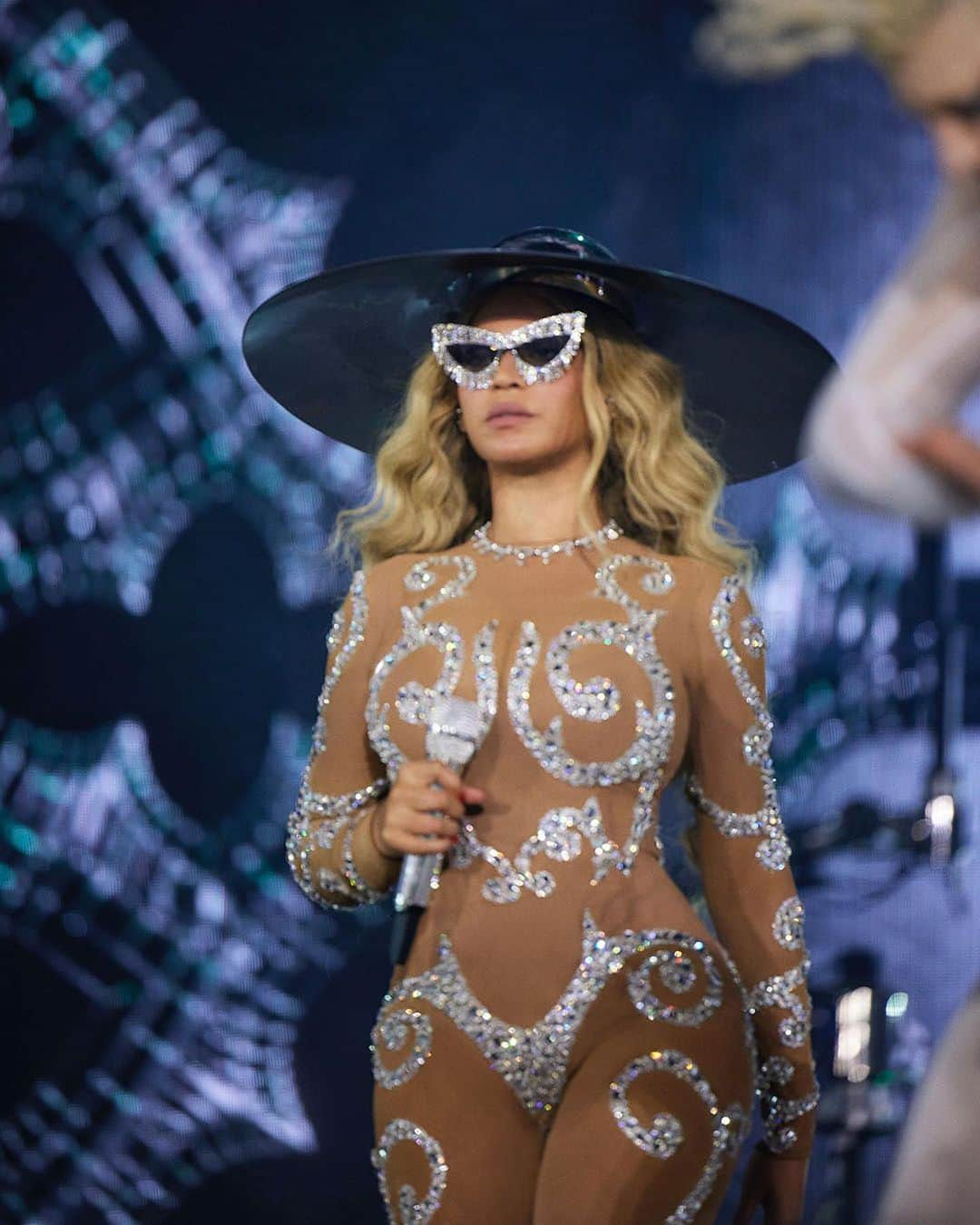 ドルチェ&ガッバーナさんのインスタグラム写真 - (ドルチェ&ガッバーナInstagram)「@beyonce chose to wear custom made #DolceGabbana on stage during her Renaissance World Tour at Mercedes-Benz Stadium in Atlanta.    The singer wore a bodysuit in tulle with crystal rhinestones in the shape of baroque artworks and a pair of silver sunglasses with crystals pendants.    Stylists @shionat, @sarrjamois and @taragreville    #DGCelebs」8月25日 22時00分 - dolcegabbana