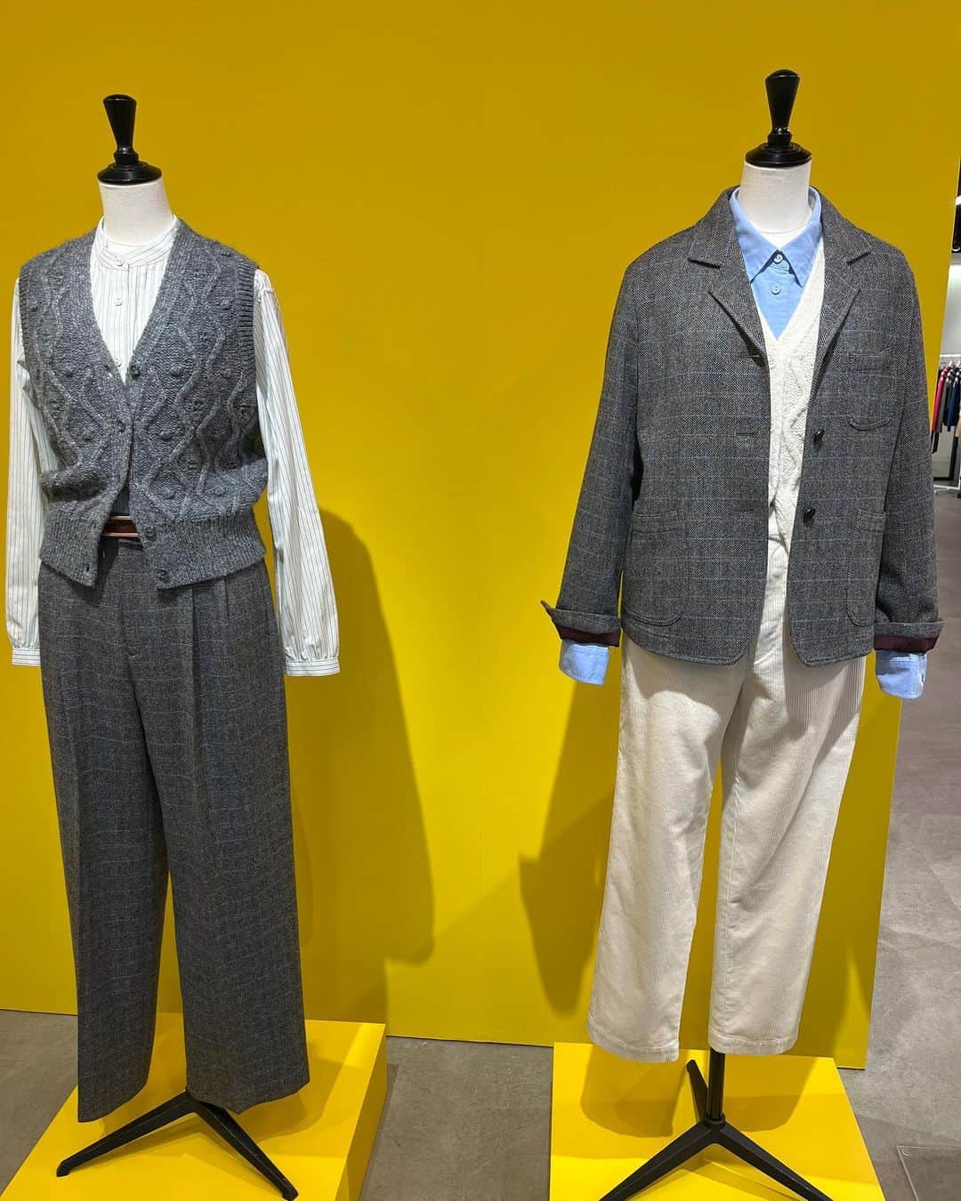 福田葉子さんのインスタグラム写真 - (福田葉子Instagram)「展示会ではコラボコレクションも。ユニクロのイネスコラボ、ツイードの仕上がりのレベルに驚く。 ウールブレンドの生地を身頃は裏地なしでカジュアルに仕立てたジャケット。柔らかく軽い。グレーに水色の色合わせも心憎い。ポケットや袖まわりも丁寧に作られている。 もともとツイードとジャケットを愛するイネスの真骨頂ともいえる一着。 この、フランスのおじさんぽいマニッシュ感、たまりませんね。 JWアンダーソンは英国らしいやんちゃな遊び心。羊やリス、かたつむりの靴下、かわいい。 ユニクロユー、今回はややおとなしめ。シンプル回帰なんですかねー。 #uniqlo #inesdelafressange #2023fw #fashion #tweed #good #jwanderson #uniqlou #ユニクロ　#イネスドゥラフレサンジュ #jwアンダーソン　#ユニクロユー #2023秋冬　#展示会」8月24日 17時56分 - yoyoyokoko