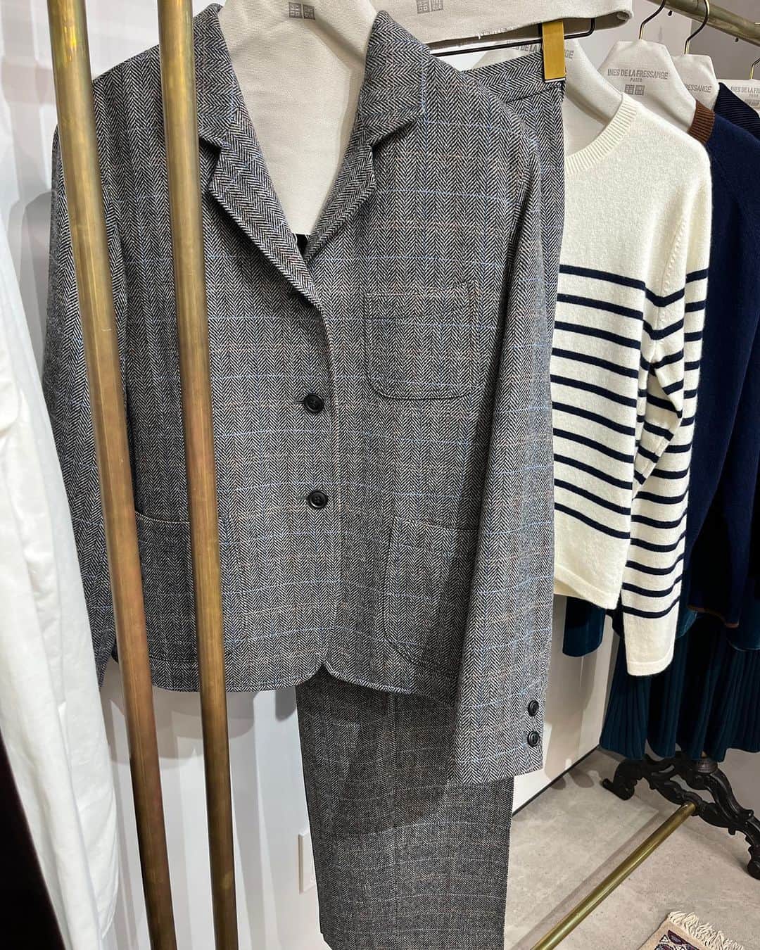 福田葉子さんのインスタグラム写真 - (福田葉子Instagram)「展示会ではコラボコレクションも。ユニクロのイネスコラボ、ツイードの仕上がりのレベルに驚く。 ウールブレンドの生地を身頃は裏地なしでカジュアルに仕立てたジャケット。柔らかく軽い。グレーに水色の色合わせも心憎い。ポケットや袖まわりも丁寧に作られている。 もともとツイードとジャケットを愛するイネスの真骨頂ともいえる一着。 この、フランスのおじさんぽいマニッシュ感、たまりませんね。 JWアンダーソンは英国らしいやんちゃな遊び心。羊やリス、かたつむりの靴下、かわいい。 ユニクロユー、今回はややおとなしめ。シンプル回帰なんですかねー。 #uniqlo #inesdelafressange #2023fw #fashion #tweed #good #jwanderson #uniqlou #ユニクロ　#イネスドゥラフレサンジュ #jwアンダーソン　#ユニクロユー #2023秋冬　#展示会」8月24日 17時56分 - yoyoyokoko