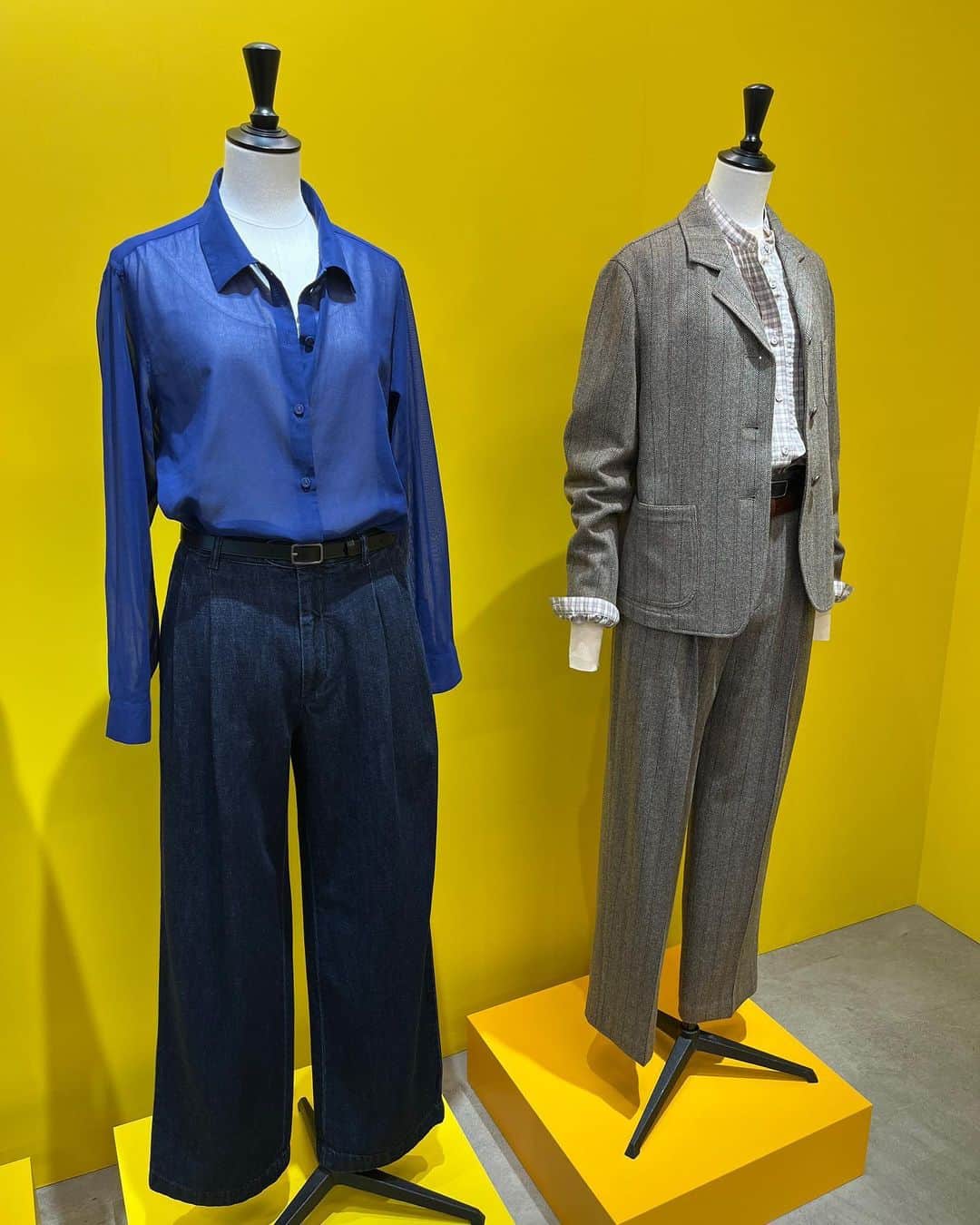 福田葉子さんのインスタグラム写真 - (福田葉子Instagram)「展示会ではコラボコレクションも。ユニクロのイネスコラボ、ツイードの仕上がりのレベルに驚く。 ウールブレンドの生地を身頃は裏地なしでカジュアルに仕立てたジャケット。柔らかく軽い。グレーに水色の色合わせも心憎い。ポケットや袖まわりも丁寧に作られている。 もともとツイードとジャケットを愛するイネスの真骨頂ともいえる一着。 この、フランスのおじさんぽいマニッシュ感、たまりませんね。 JWアンダーソンは英国らしいやんちゃな遊び心。羊やリス、かたつむりの靴下、かわいい。 ユニクロユー、今回はややおとなしめ。シンプル回帰なんですかねー。 #uniqlo #inesdelafressange #2023fw #fashion #tweed #good #jwanderson #uniqlou #ユニクロ　#イネスドゥラフレサンジュ #jwアンダーソン　#ユニクロユー #2023秋冬　#展示会」8月24日 17時56分 - yoyoyokoko