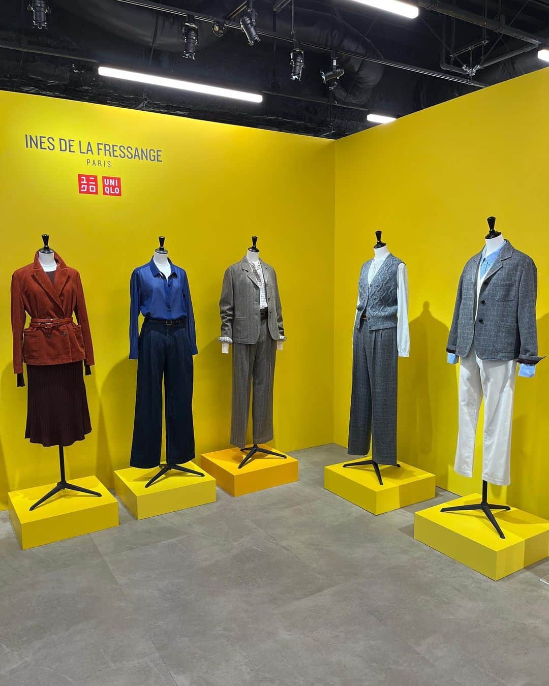 福田葉子さんのインスタグラム写真 - (福田葉子Instagram)「展示会ではコラボコレクションも。ユニクロのイネスコラボ、ツイードの仕上がりのレベルに驚く。 ウールブレンドの生地を身頃は裏地なしでカジュアルに仕立てたジャケット。柔らかく軽い。グレーに水色の色合わせも心憎い。ポケットや袖まわりも丁寧に作られている。 もともとツイードとジャケットを愛するイネスの真骨頂ともいえる一着。 この、フランスのおじさんぽいマニッシュ感、たまりませんね。 JWアンダーソンは英国らしいやんちゃな遊び心。羊やリス、かたつむりの靴下、かわいい。 ユニクロユー、今回はややおとなしめ。シンプル回帰なんですかねー。 #uniqlo #inesdelafressange #2023fw #fashion #tweed #good #jwanderson #uniqlou #ユニクロ　#イネスドゥラフレサンジュ #jwアンダーソン　#ユニクロユー #2023秋冬　#展示会」8月24日 17時56分 - yoyoyokoko