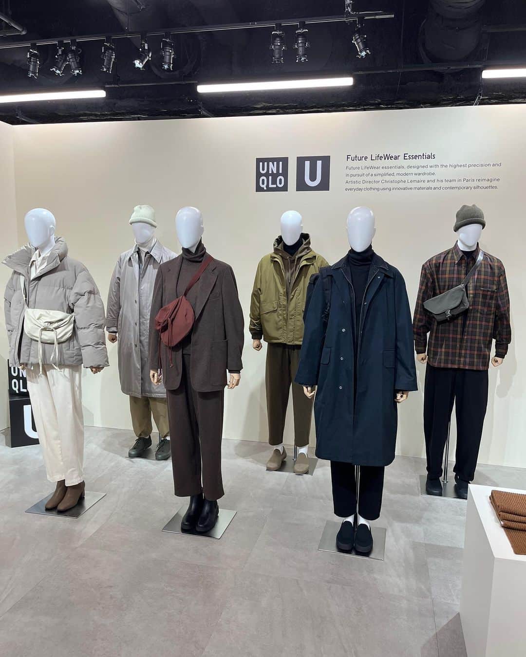 福田葉子さんのインスタグラム写真 - (福田葉子Instagram)「展示会ではコラボコレクションも。ユニクロのイネスコラボ、ツイードの仕上がりのレベルに驚く。 ウールブレンドの生地を身頃は裏地なしでカジュアルに仕立てたジャケット。柔らかく軽い。グレーに水色の色合わせも心憎い。ポケットや袖まわりも丁寧に作られている。 もともとツイードとジャケットを愛するイネスの真骨頂ともいえる一着。 この、フランスのおじさんぽいマニッシュ感、たまりませんね。 JWアンダーソンは英国らしいやんちゃな遊び心。羊やリス、かたつむりの靴下、かわいい。 ユニクロユー、今回はややおとなしめ。シンプル回帰なんですかねー。 #uniqlo #inesdelafressange #2023fw #fashion #tweed #good #jwanderson #uniqlou #ユニクロ　#イネスドゥラフレサンジュ #jwアンダーソン　#ユニクロユー #2023秋冬　#展示会」8月24日 17時56分 - yoyoyokoko