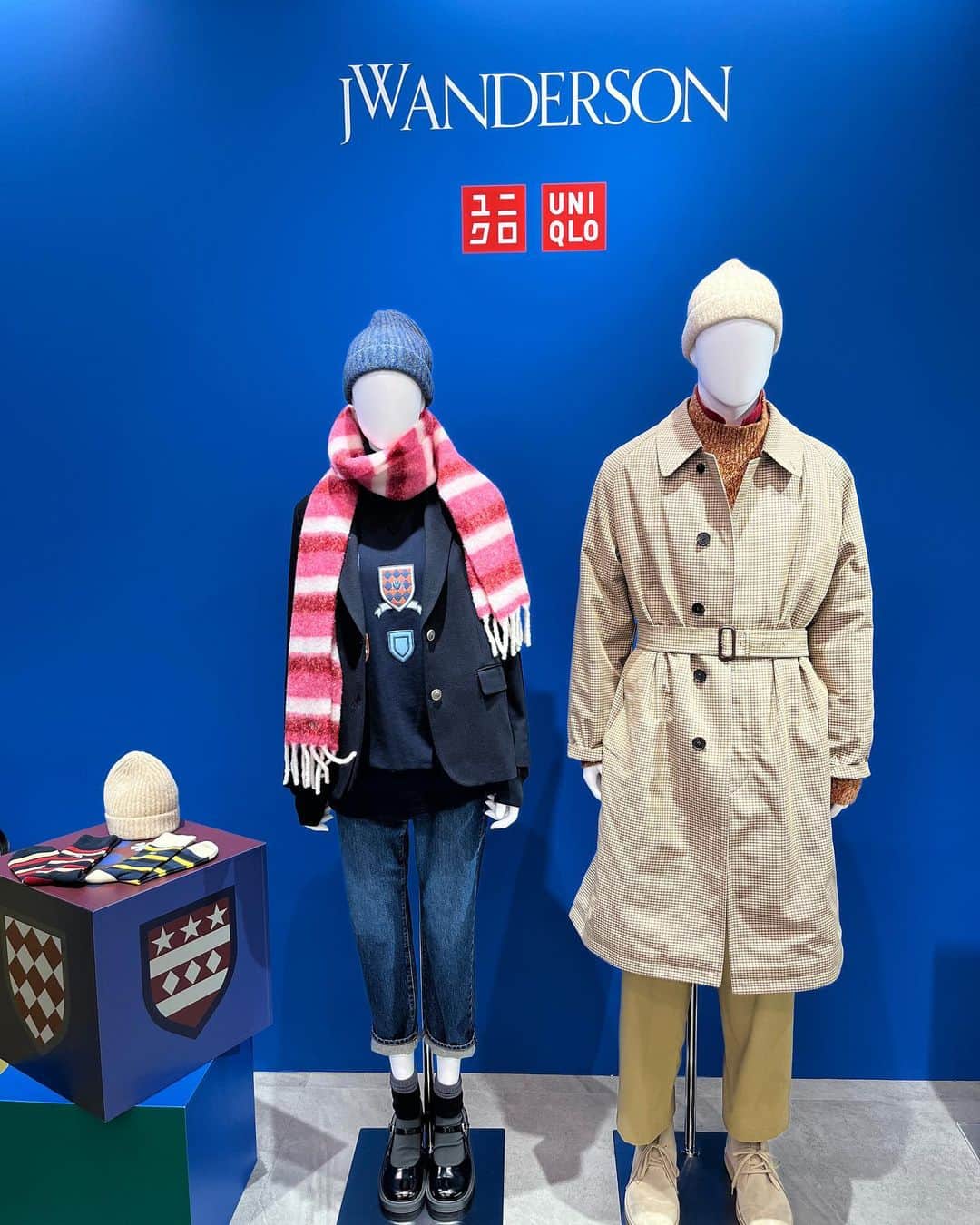 福田葉子さんのインスタグラム写真 - (福田葉子Instagram)「展示会ではコラボコレクションも。ユニクロのイネスコラボ、ツイードの仕上がりのレベルに驚く。 ウールブレンドの生地を身頃は裏地なしでカジュアルに仕立てたジャケット。柔らかく軽い。グレーに水色の色合わせも心憎い。ポケットや袖まわりも丁寧に作られている。 もともとツイードとジャケットを愛するイネスの真骨頂ともいえる一着。 この、フランスのおじさんぽいマニッシュ感、たまりませんね。 JWアンダーソンは英国らしいやんちゃな遊び心。羊やリス、かたつむりの靴下、かわいい。 ユニクロユー、今回はややおとなしめ。シンプル回帰なんですかねー。 #uniqlo #inesdelafressange #2023fw #fashion #tweed #good #jwanderson #uniqlou #ユニクロ　#イネスドゥラフレサンジュ #jwアンダーソン　#ユニクロユー #2023秋冬　#展示会」8月24日 17時56分 - yoyoyokoko