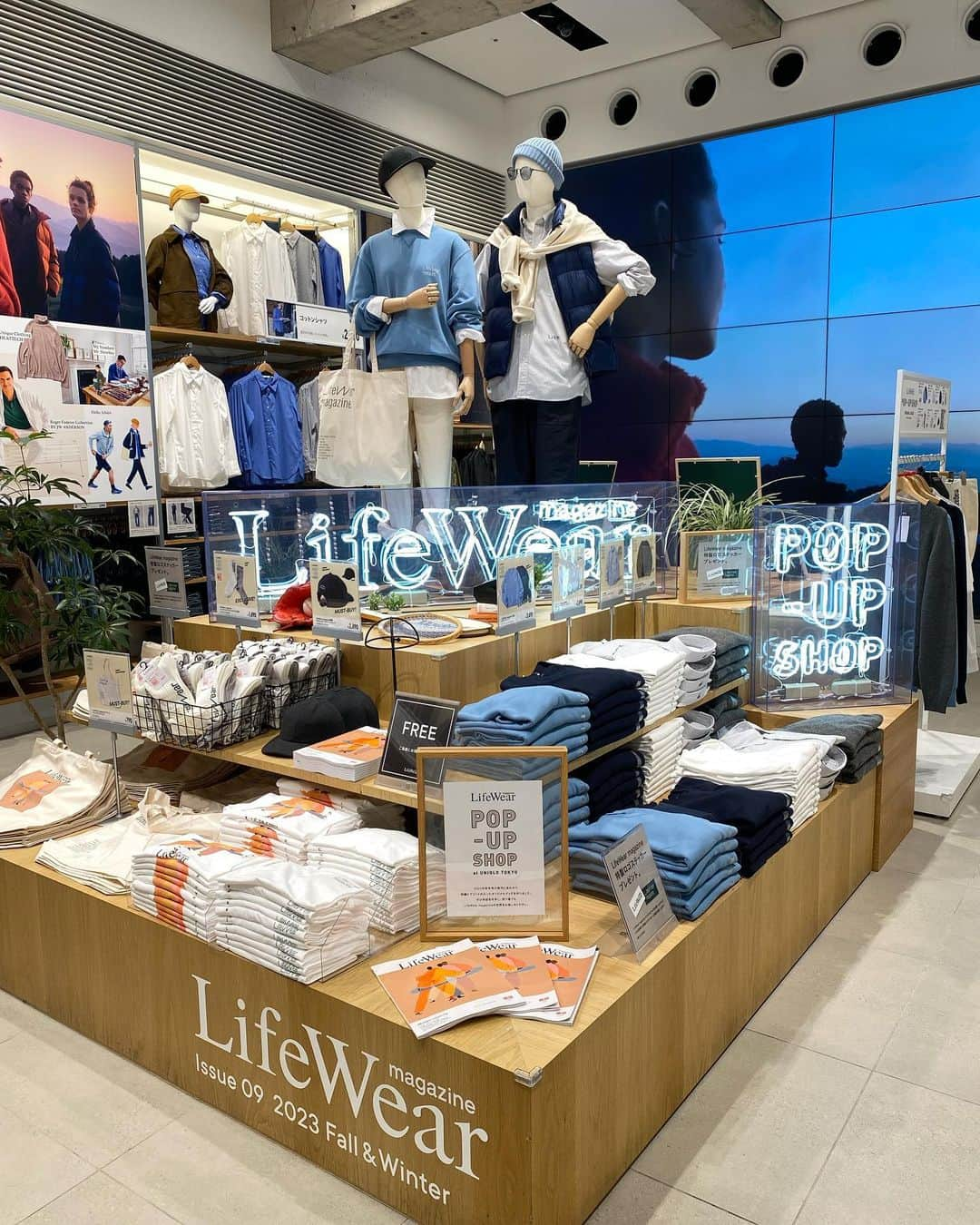 haruru0724さんのインスタグラム写真 - (haruru0724Instagram)「. UNIQLO TOKYOで開催されてる 『LifeWear Exhibition 2023 Fall＆Winter』 に行って来ました🤍 @uniqlo_jp  今シーズンのテーマは 「Modern Layering(モダン レイヤリング)」  1階にある特設コーナー「LifeWear Square」には、 気になるNewアイテムがたくさん！ レイヤードスタイルが素敵だったな😍  秋冬かわいすぎて、 何点か購入したので、 またコーデとして載せますね☺️🤍  それと、9/3までお店の前では UNIQLO CREPEが！！ 見た目も可愛くて、味も美味しかった💕 是非行ってみて下さいね♡ . . . #uniqlo2023FW #UNIQLO #ユニクロ #uniqloコーデ #ユニクロコーデ  #uniqlolifewear #ユニクロ新作  #uniqlo購入品 #ユニクロ購入品  #uniqlo新作 #ユニクロきれいめ部  #ママコーデ #ママファッション #プチプラコーデ #プチプラファッション #大人カジュアル #カジュアルコーデ  #きれいめカジュアル #きれいめコーデ  #綺麗目コーデ #綺麗目カジュアル  #上品コーデ #モノトーンコーデ #秋冬コーデ #秋冬ファッション」8月24日 17時57分 - haruru0724