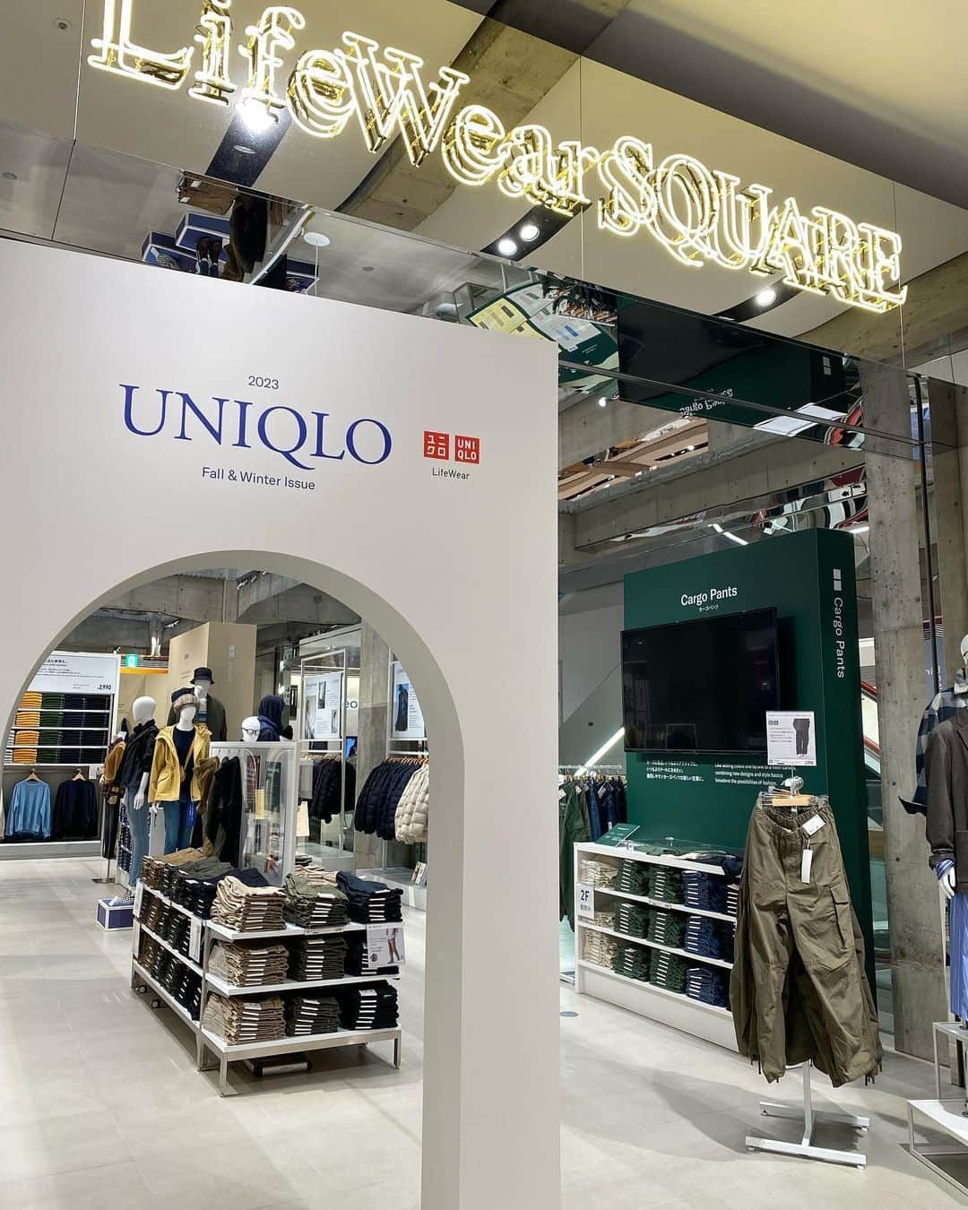 haruru0724さんのインスタグラム写真 - (haruru0724Instagram)「. UNIQLO TOKYOで開催されてる 『LifeWear Exhibition 2023 Fall＆Winter』 に行って来ました🤍 @uniqlo_jp  今シーズンのテーマは 「Modern Layering(モダン レイヤリング)」  1階にある特設コーナー「LifeWear Square」には、 気になるNewアイテムがたくさん！ レイヤードスタイルが素敵だったな😍  秋冬かわいすぎて、 何点か購入したので、 またコーデとして載せますね☺️🤍  それと、9/3までお店の前では UNIQLO CREPEが！！ 見た目も可愛くて、味も美味しかった💕 是非行ってみて下さいね♡ . . . #uniqlo2023FW #UNIQLO #ユニクロ #uniqloコーデ #ユニクロコーデ  #uniqlolifewear #ユニクロ新作  #uniqlo購入品 #ユニクロ購入品  #uniqlo新作 #ユニクロきれいめ部  #ママコーデ #ママファッション #プチプラコーデ #プチプラファッション #大人カジュアル #カジュアルコーデ  #きれいめカジュアル #きれいめコーデ  #綺麗目コーデ #綺麗目カジュアル  #上品コーデ #モノトーンコーデ #秋冬コーデ #秋冬ファッション」8月24日 17時57分 - haruru0724