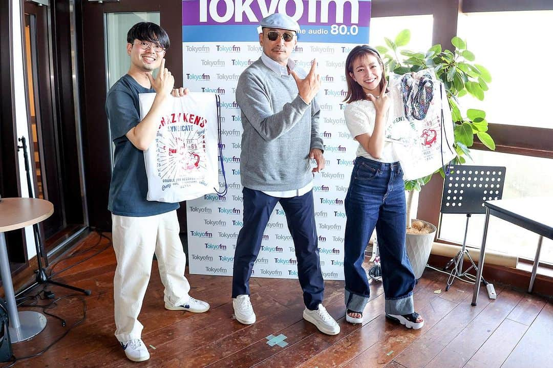 クレイジーケンバンド【公式】さんのインスタグラム写真 - (クレイジーケンバンド【公式】Instagram)「TOKYO FM「THE TRAD」初来店！ 新アルバム「世界」をたっぷり語らせて頂きました🙏 ハマ・オカモトさん、中川絵美里さんありがとうございました！！  by staff  #THETRAD #tokyofm #クレイジーケンバンド #横山剣 #ハマオカモト  #中川絵美里」8月24日 17時57分 - crazykenband_official