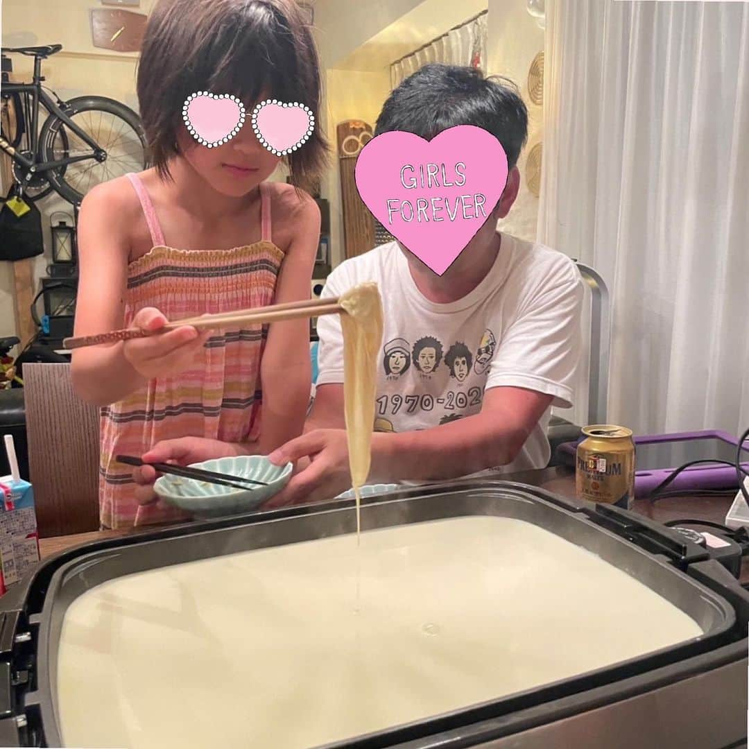 六車奈々さんのインスタグラム写真 - (六車奈々Instagram)「奥山佳恵ちゃんファミリーと、楽しい夏休み‼️海、プール、もんじゃ焼き、よしえちゃんちで湯葉大会など、盛りだくさんであっという間でした🤣よしえちゃん、ありがとーっ🩷  @okuyama_yoshie   #夏休み #海 #プール #もんじゃ焼き #湯葉作り #六車奈々」8月24日 18時07分 - nanarokusha