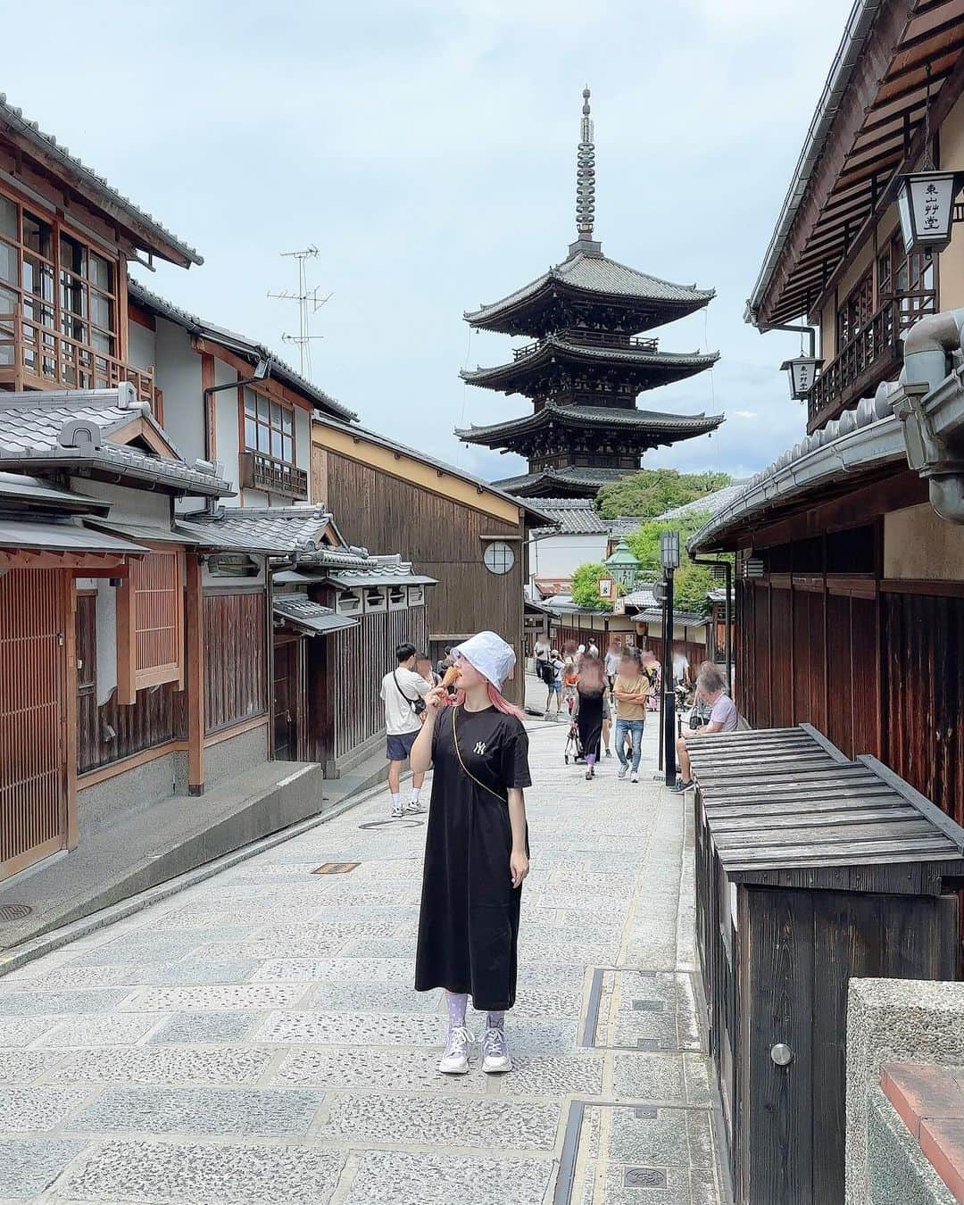 のインスタグラム：「💜 ⁡ ⁡ MLBkorea最近とんでもなくハマってる🥰 デザイン性が好きなのと、カジュアルで 着やすくてちょうどいいんだよなあ😂 ⁡ 1枚でさくっと着れるワンピースと 厚底だけど歩きやすいスニーカー。 夏これでずっと出かけてる🫶🏻 ⁡ ⁡ ⁡ #mlbkorea #mlb #varzar #厚底スニーカー #韓国ファッション #バケハコーデ #pinkhair #japanesegirl #ootd #ピンクヘア #ヘアアレンジ #셀스타그램 #얼스타그램 #데일리룩 #오오티디」
