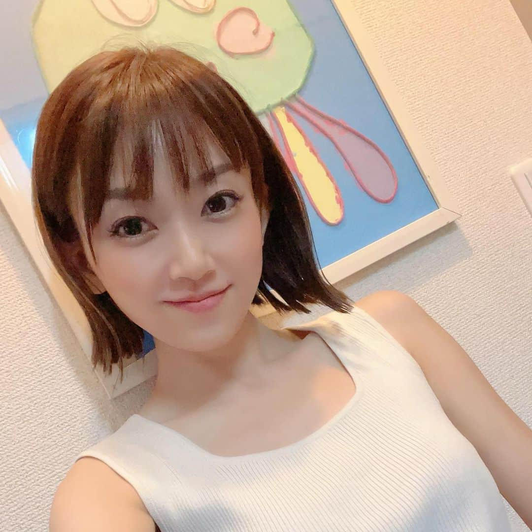 岡部玲子のインスタグラム：「なんか どんどん短くなっているけど🙄 髪の毛切りました😂  9月に向けて今のうちに。  また色々告知させて頂きます☺️  皆様も健康第一で💪  #岡部玲子 #タレント　#レポーター　#競馬　#競馬キャスター　#ヘアサロン　#パッツンボブ #ヘアカット　#プライベート　#どんどん短くなる #まぁいっか #haircut #hairsalon」