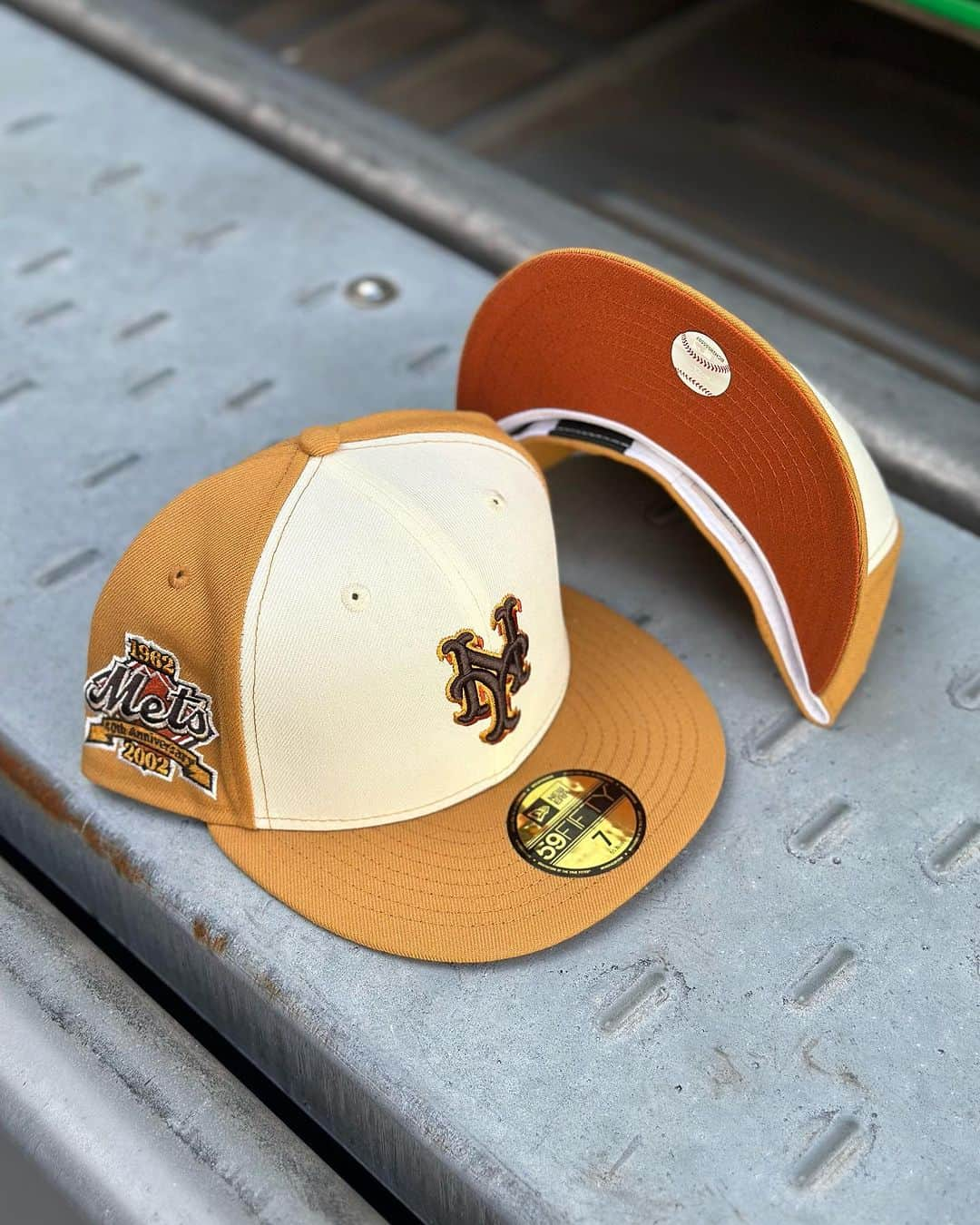 GROW AROUNDさんのインスタグラム写真 - (GROW AROUNDInstagram)「#growaroundnewarrivals NEW ERA  59FIFTY FITTED 今週もCUSTOM MODELが発売します！！ 今週は先日行われた03 FESTIVALのヘッドライナーで大盛況だったジャパニーズマゲニーズのみなさまと控室にいらっしゃったRYKEYさんに着用頂きました！！ ライブ後にも関わらずご協力頂きありがとうございました。  今週はこちらの3型の発売です！！  SEATTLE MARINERS  30TH ANNIVERSARY SIDE PATCH CHROME WHITE TAN / AQUA BRIM  NEW YORK METS  54TH ANNIVERSARY CUSTOM SIDE PATCH TAN OFF WHITE/RUST ORANGE BRIM  CHICAGO CUBS  1962 ALL-STAR GAME CUSTOM SIDE PATCH MAROON NEW OLIVE/GREEN BRIM  明日、8月25日 11時よりDIVERCITY、横浜VIVRE 12時より渋谷、ONLINE 発売開始です！！」8月24日 18時02分 - growaround