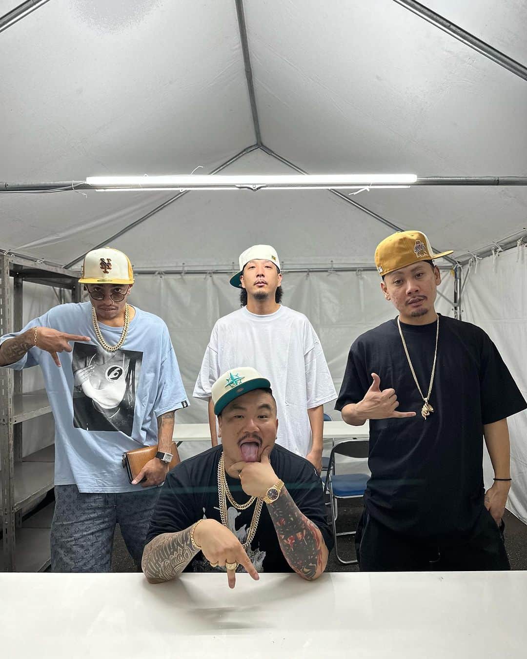 GROW AROUNDのインスタグラム：「#growaroundnewarrivals NEW ERA  59FIFTY FITTED 今週もCUSTOM MODELが発売します！！ 今週は先日行われた03 FESTIVALのヘッドライナーで大盛況だったジャパニーズマゲニーズのみなさまと控室にいらっしゃったRYKEYさんに着用頂きました！！ ライブ後にも関わらずご協力頂きありがとうございました。  今週はこちらの3型の発売です！！  SEATTLE MARINERS  30TH ANNIVERSARY SIDE PATCH CHROME WHITE TAN / AQUA BRIM  NEW YORK METS  54TH ANNIVERSARY CUSTOM SIDE PATCH TAN OFF WHITE/RUST ORANGE BRIM  CHICAGO CUBS  1962 ALL-STAR GAME CUSTOM SIDE PATCH MAROON NEW OLIVE/GREEN BRIM  明日、8月25日 11時よりDIVERCITY、横浜VIVRE 12時より渋谷、ONLINE 発売開始です！！」
