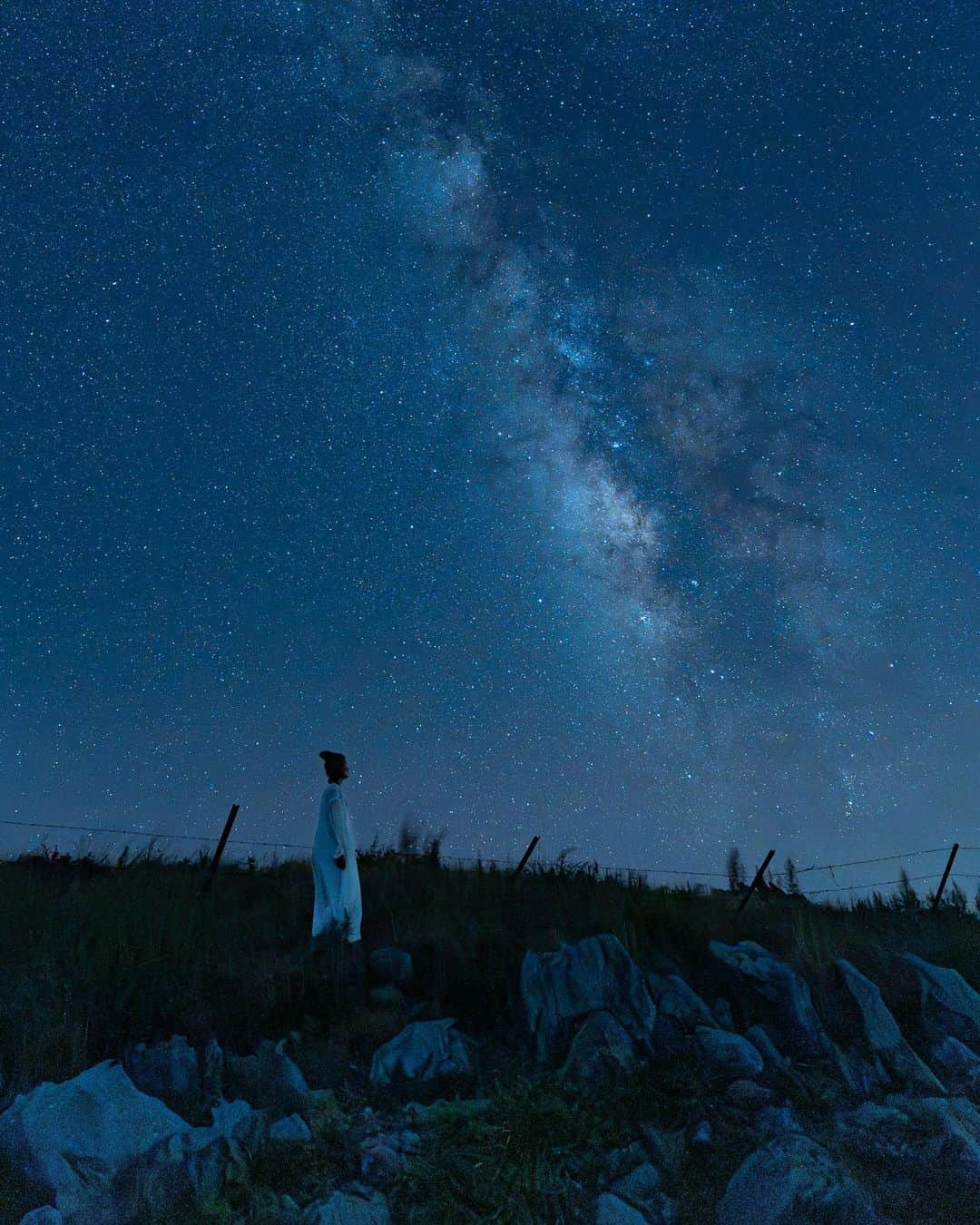 詩歩さんのインスタグラム写真 - (詩歩Instagram)「📷 21st Aug2023 📍四国カルスト  愛媛県 / Shikoku Karst ,Ehime Japan   夏の愛媛でいちばん来てみたかった場所が #四国カルスト 。いろんな人が「ここで見る星空が素晴らしい」と教えてくれたので一度見てみたかったんです。  カルスト＝雨などの浸食で白い石灰岩が地表に現れた地形で、四国カルストは「日本三大カルスト」のひとつ。その中でも最も標高があるのが四国カルストで、最高所はなんと約1,500m！　空に近い＆街から離れているから、星空鑑賞に適しているのです！  この日は新月の日にあわせてきたけれど、直前まで天気は雨。でも山の天気は変わりやすくて、夜にはこの通り満天の星空が姿を表してくれました😭👏  肉眼でも、空に横たわる天の川がクッキリと認識できるほどの星の濃さ。流れ星もたくさん流れてて、ついでに打ち上げ直後の連なった人工衛星もみえました😆  標高が高いから、地上は猛暑日だったのになんと四国カルストは気温16度！！！夜は凍えながら撮影しました😂笑　星空はもちろん、夏の避暑地にも最高です🐄  四国カルストの観光情報はこちら @iyokannet https://www.iyokannet.jp/spot/6614   愛媛県さんのお仕事で取材してきました🍊これまでの絶景写真は #詩歩のえひめ旅  でまとめています / Posts of this area can be found in this tag. #shiho_ehime  The place I wanted to visit most in Ehime in summer was #ShikokuKarst . Many people told me that the starry sky here is wonderful, so I wanted to see it once. Karst is a geological formation where white limestone rocks appear on the surface of the earth due to erosion by rain and other factors. Shikoku Karst is one of the 'three major karsts of Japan'. Among these, the Shikoku Karst is the highest, with the highest point at about 1,500 metres!  We came here on the day of the new moon, but the weather was rainy until just before. However, the weather in the mountains is changeable, and at night the sky was full of stars, as you can see here! The stars were so bright that even the naked eye could clearly see the Milky Way lying in the sky. There were also many shooting stars. Because of the high altitude, the temperature in Matsuyama city was 35°C, but here in Shikoku Karst it was 16°C! We took photos while freezing at night.　It's a great place for stargazing and also a summer retreat!  ©︎Shiho/詩歩」8月24日 18時02分 - shiho_zekkei