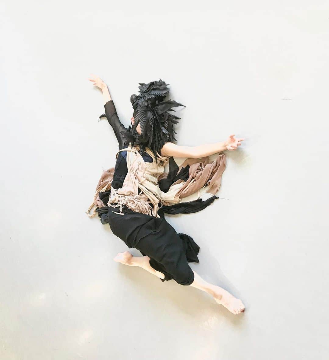 ARAKI SHIROさんのインスタグラム写真 - (ARAKI SHIROInstagram)「-the black dress and the beige tops that I dyed into natural color🩰🩰🩰- I would love to collaborate with amazing dancers from all over the world. The physical expression of dancers sometimes brings me to discover new creations. It becomes a sign and a symbol of the space for me. . . . #emergingdesigner #upnextdesigner #dazedanddiscovered  #alwaysupportalent  #contemporarydancer  #ARAKISHIRO #アラキシロウ」8月24日 18時04分 - arakishiro