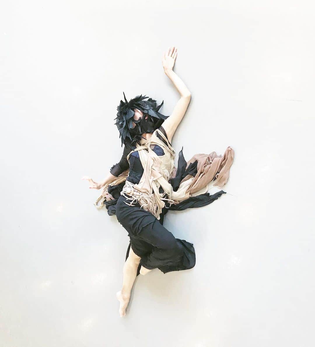 ARAKI SHIROのインスタグラム：「-the black dress and the beige tops that I dyed into natural color🩰🩰🩰- I would love to collaborate with amazing dancers from all over the world. The physical expression of dancers sometimes brings me to discover new creations. It becomes a sign and a symbol of the space for me. . . . #emergingdesigner #upnextdesigner #dazedanddiscovered  #alwaysupportalent  #contemporarydancer  #ARAKISHIRO #アラキシロウ」