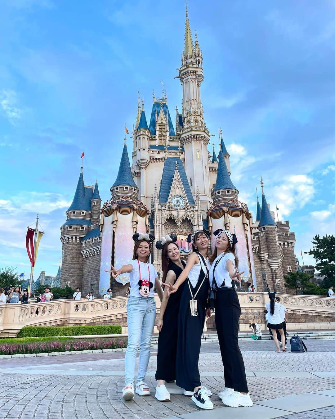 なみのインスタグラム：「Disneyland💕  ランドに行くのは、二十歳ぶりくらいで、楽しすぎて、、、  ずっと行きたかった、野獣さんのお城にもお邪魔させてもらって、ガストンにも会えました🏰💕笑  また皆んなといつか行きたい😊 70分の待ち時間なんて、余裕やった💕  #最強の息抜き #いつの日かの #私の夏休み #ディズニー #ディズニーランド」