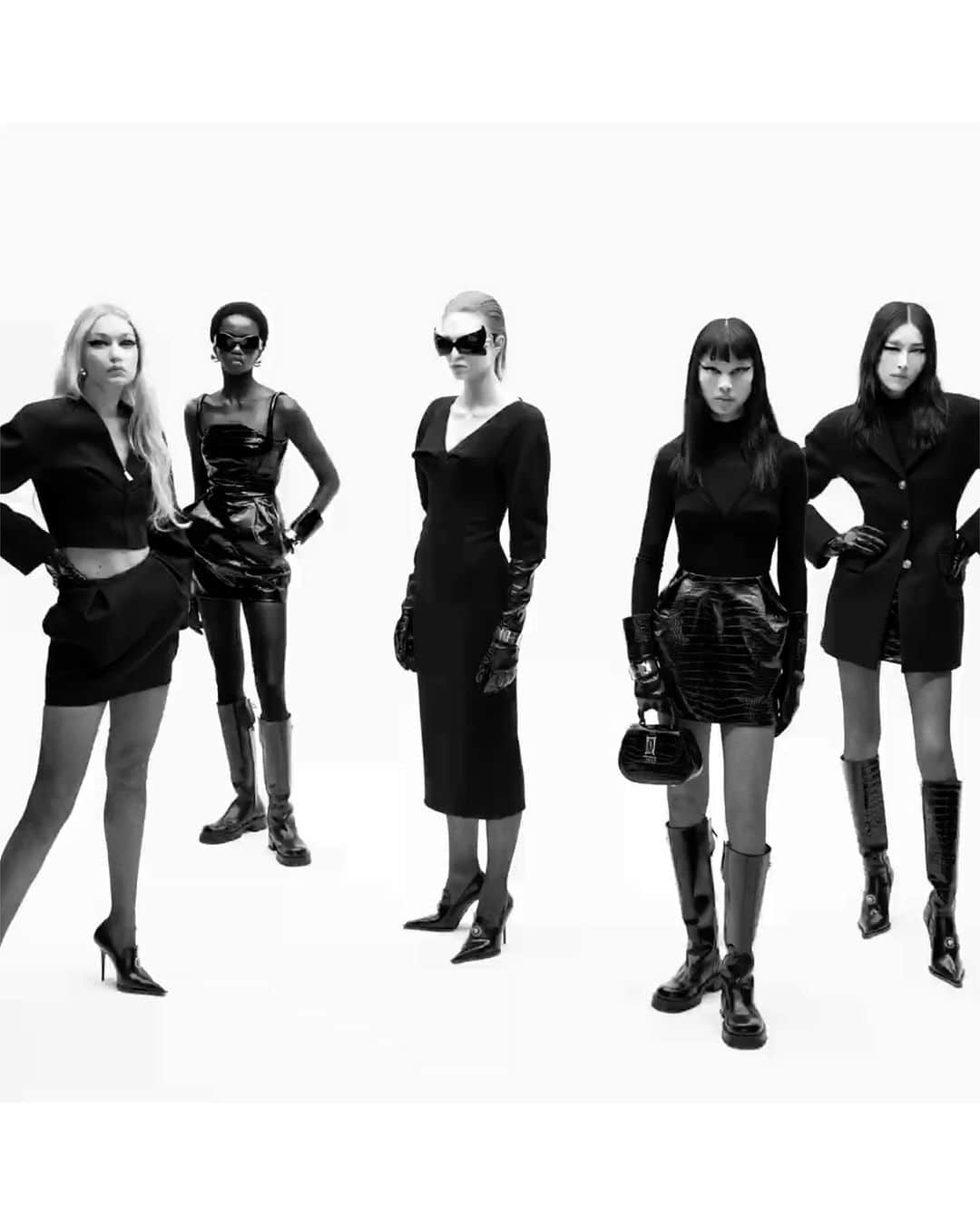 ジャンニヴェルサーチのインスタグラム：「Fall-Winter 2023 Campaign  #VersaceFW23」