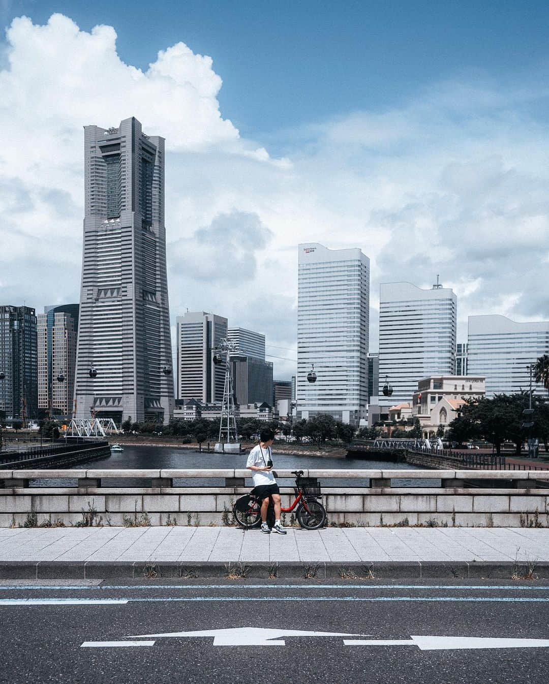 山口功貴のインスタグラム：「Explored Yokohama from corner to corner and it has so much to offer💁🏻‍♂️ I think a day is not enough! But you can watch my full day and itinerary from my insta mini vlog which I will share tomorrow✨  w/ @kotenko_irina_  courtesy/ @findyouryokohama_japan   #findmyyokohama  #yokohama #minatomirai  #横浜 #横浜市  #みなとみらい  #japan #travel  #photography  #japantravel  #travelphotography  #cityscapes  #portraits」