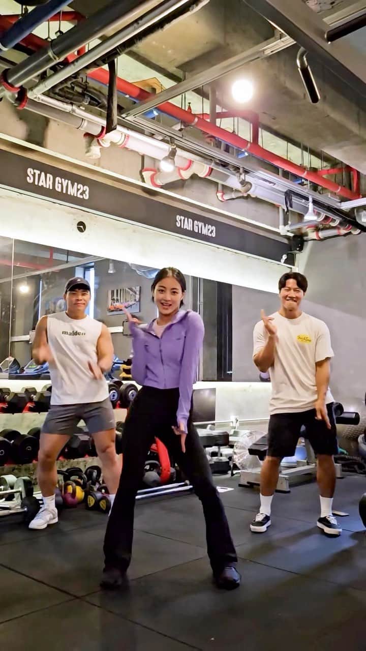 TWICEのインスタグラム：「#KillinMeGood Challenge with #짐종국  #TWICE #트와이스 #JIHYO #지효 #ZONE」